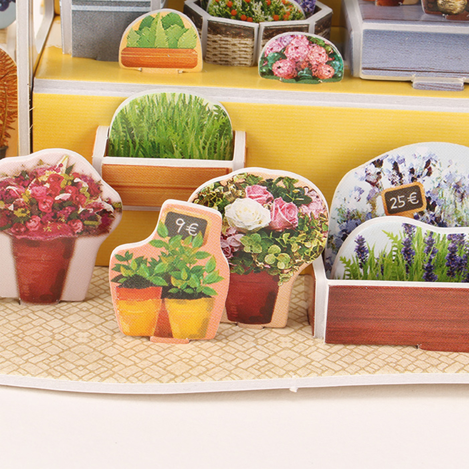 Nahaufnahme von Papierauschnitten von Blumen und Preisen, Blumenmarkt.
