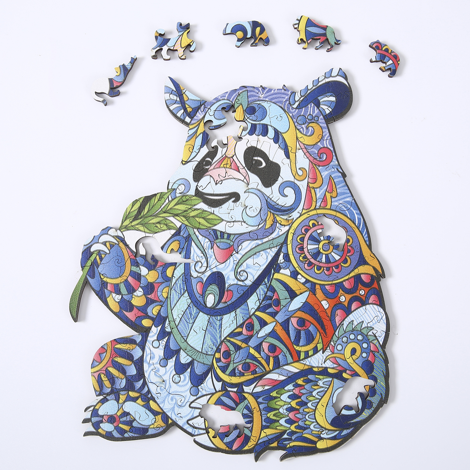Un puzzle a forma di panda con pezzi sparsi su sfondo bianco.