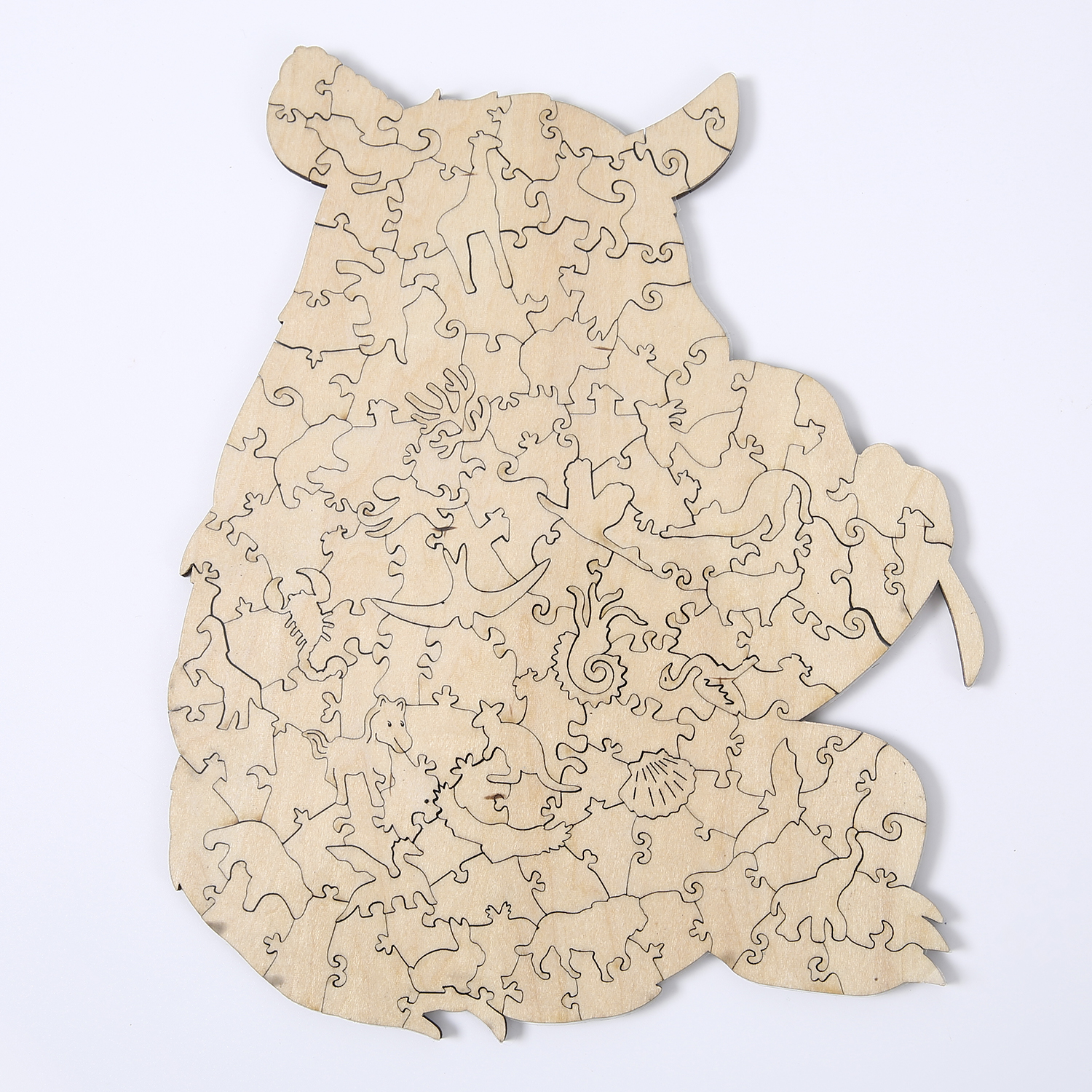 Puzzle in legno a forma di orso, con tanti piccoli pezzi, su superficie bianca.
