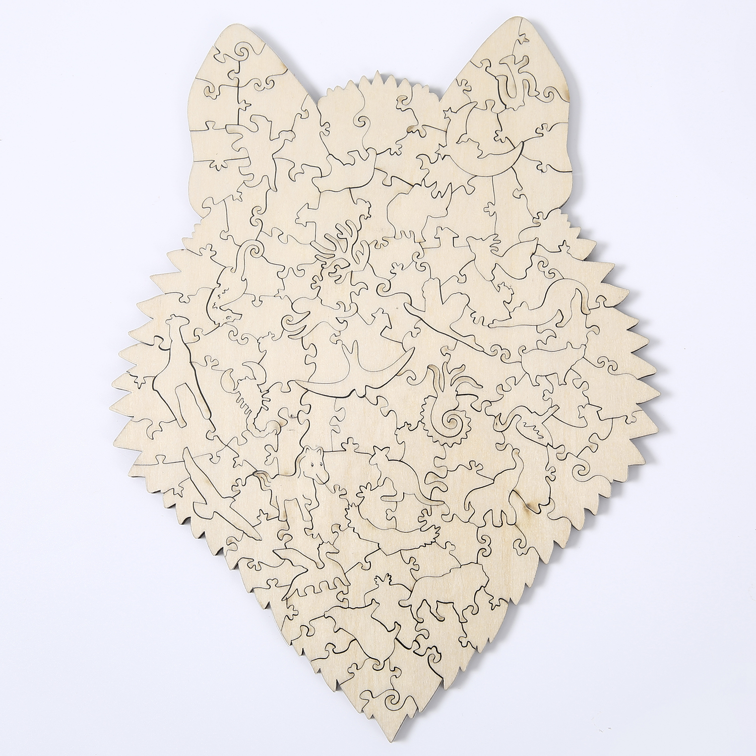 Holz-Wolf-Puzzle auf Weiß. Die Teile sind unbemalt und zeigen die Holzmaserung.