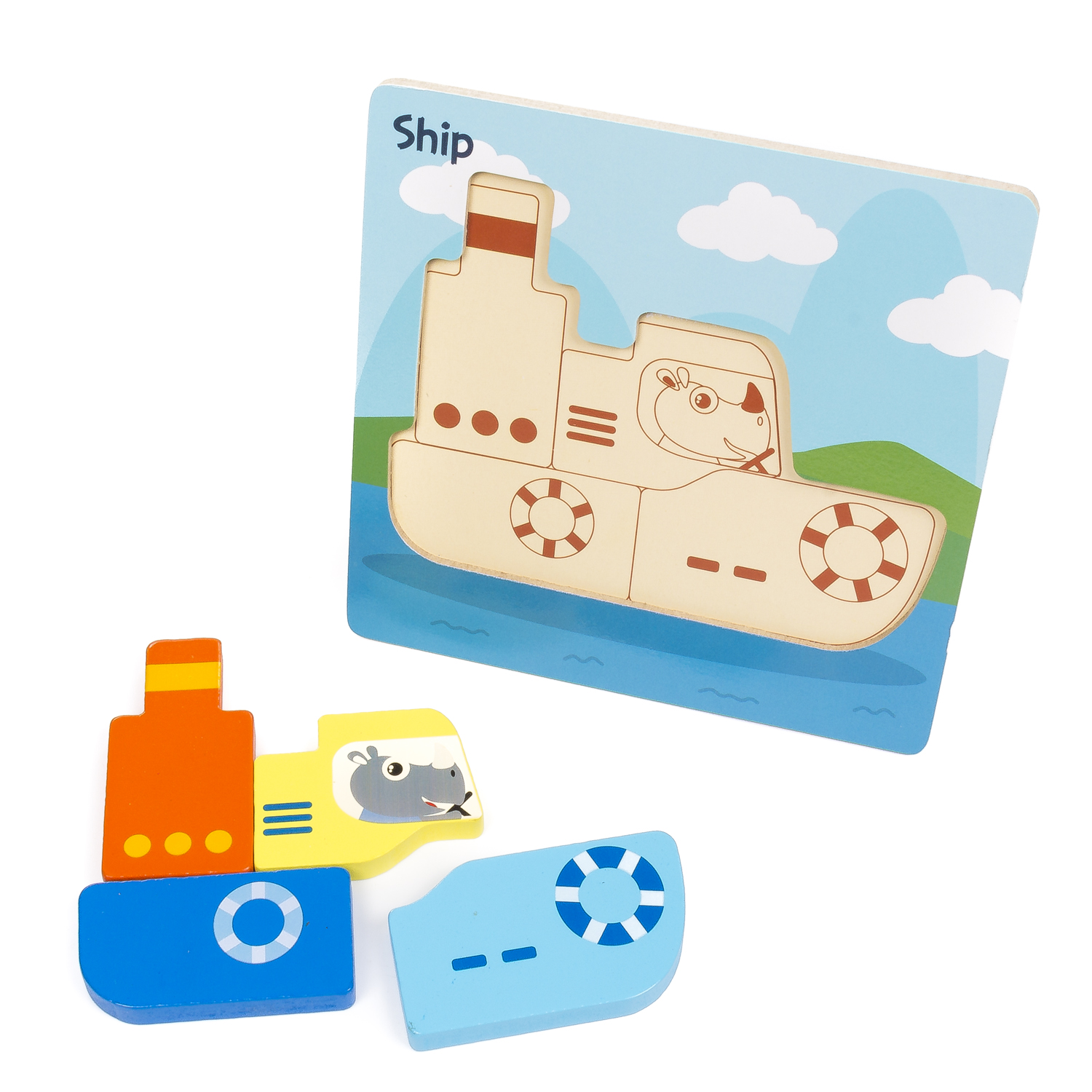 Holzschiff-Puzzle mit getrennten Teilen. Der Hintergrund zeigt blauen Himmel und Wasser.