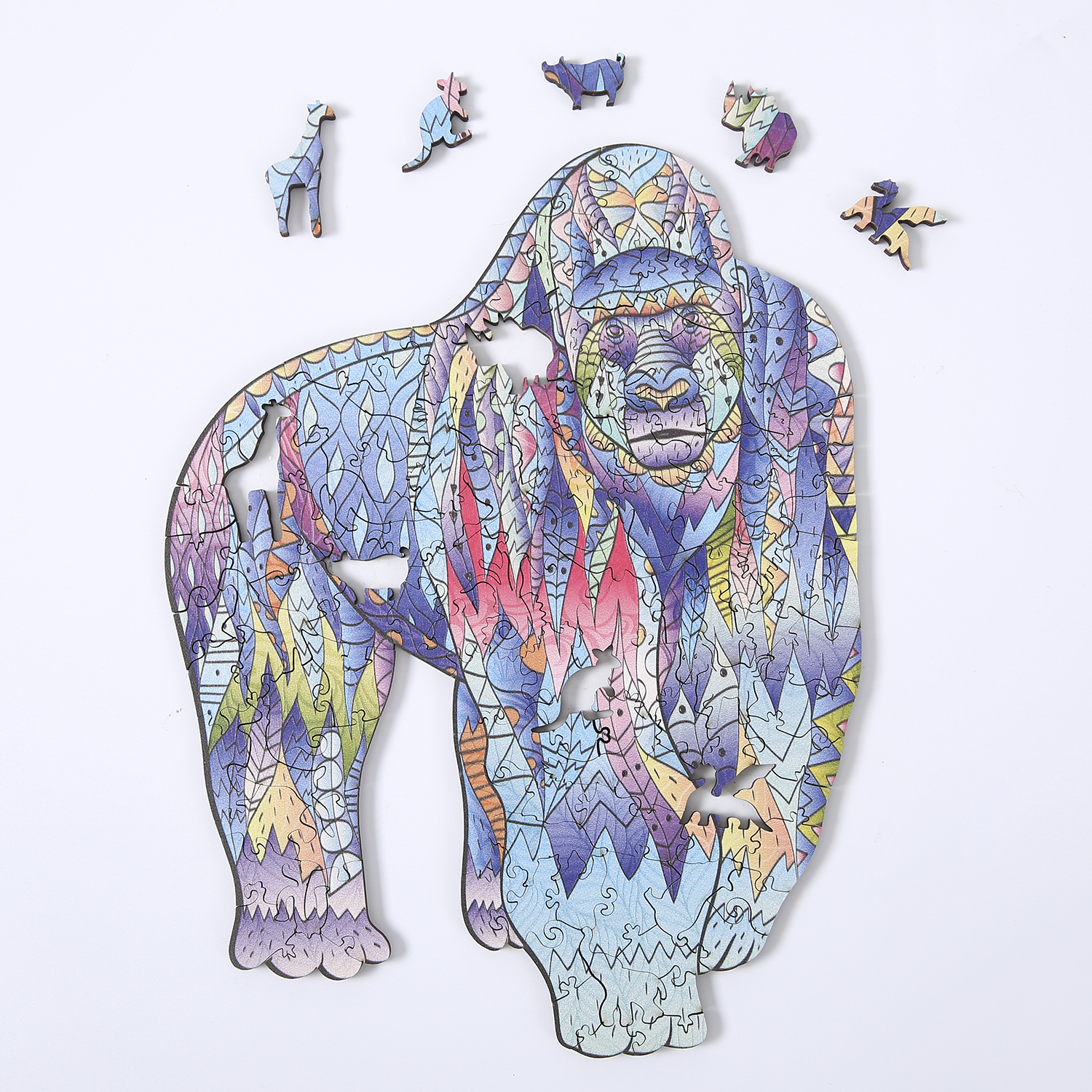Gorilla-Puzzle mit vielen Teilen, farbenfrohes Design und einige lose Teile darum herum.