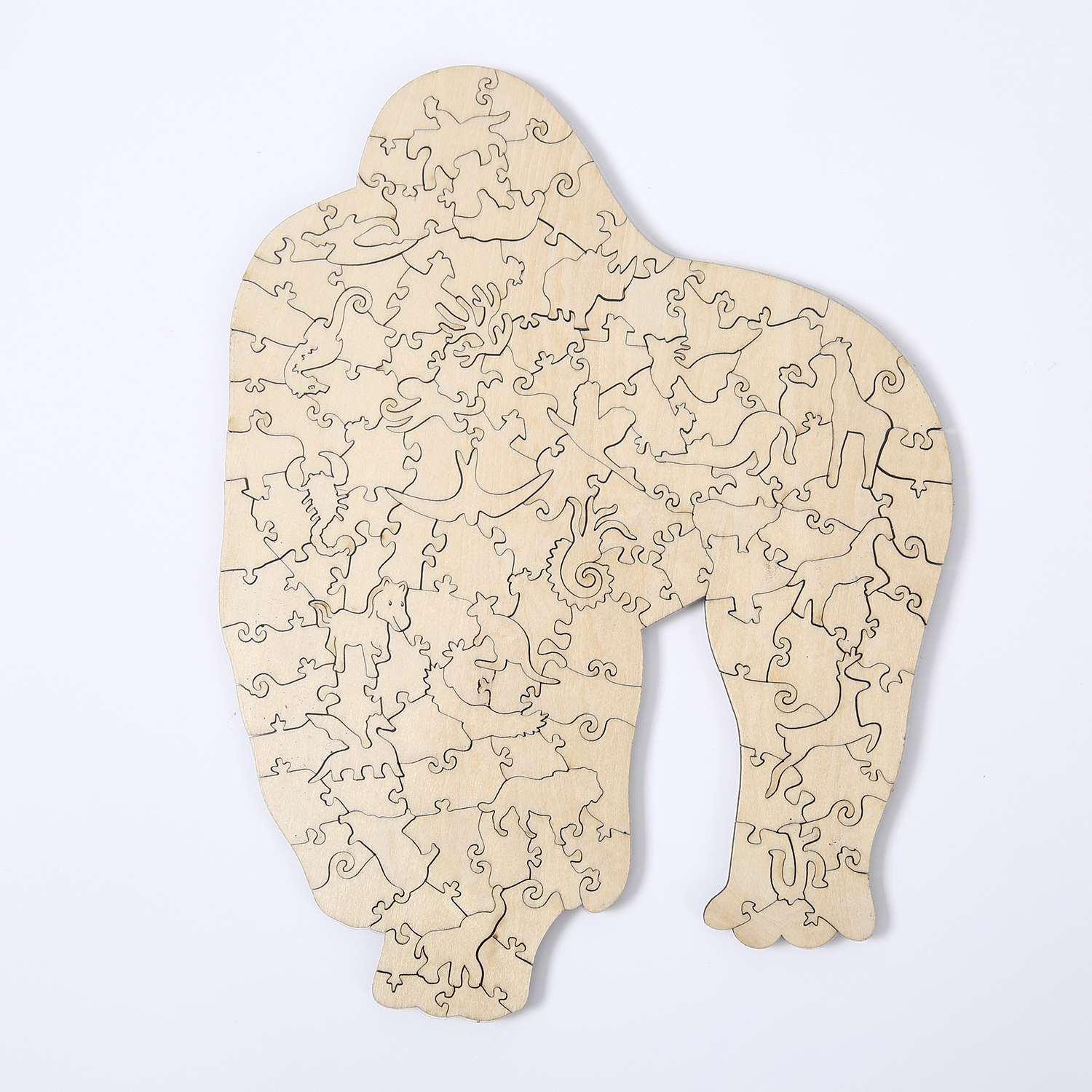 Gorilla-förmiges Holzpuzzle. Die Teile sind aufwendig geschnitten und liegen auf weißem Grund. Draufsicht.