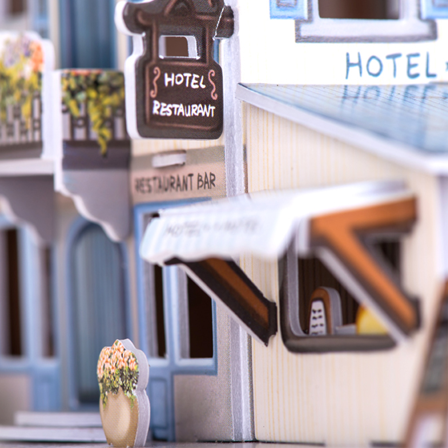 Ein Miniaturmodell eines Restaurants mit einem Schild mit der Aufschrift 'Hotel Restaurant'.
