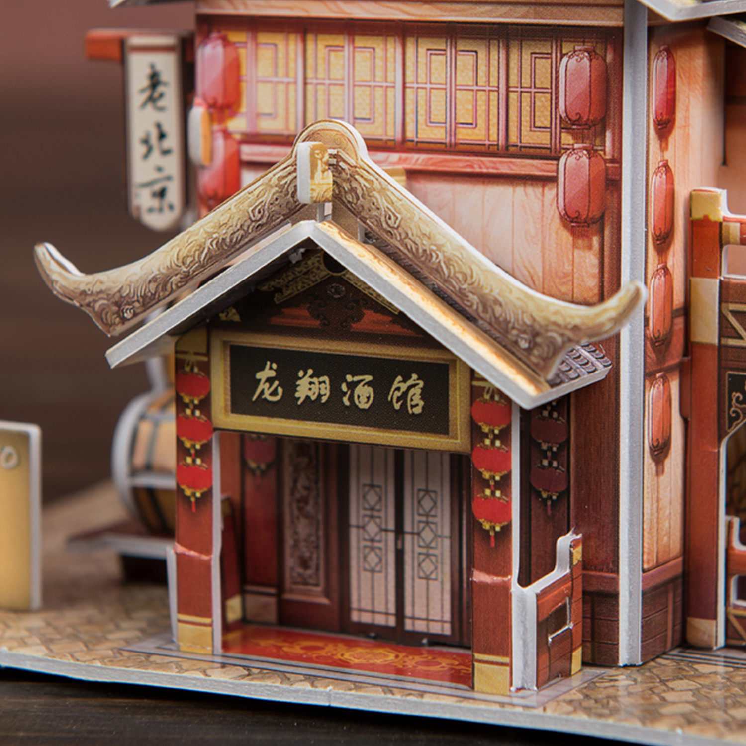 Ein Miniaturmodell eines chinesischen Gebäudes mit roten Laternen, weißer Hintergrund.