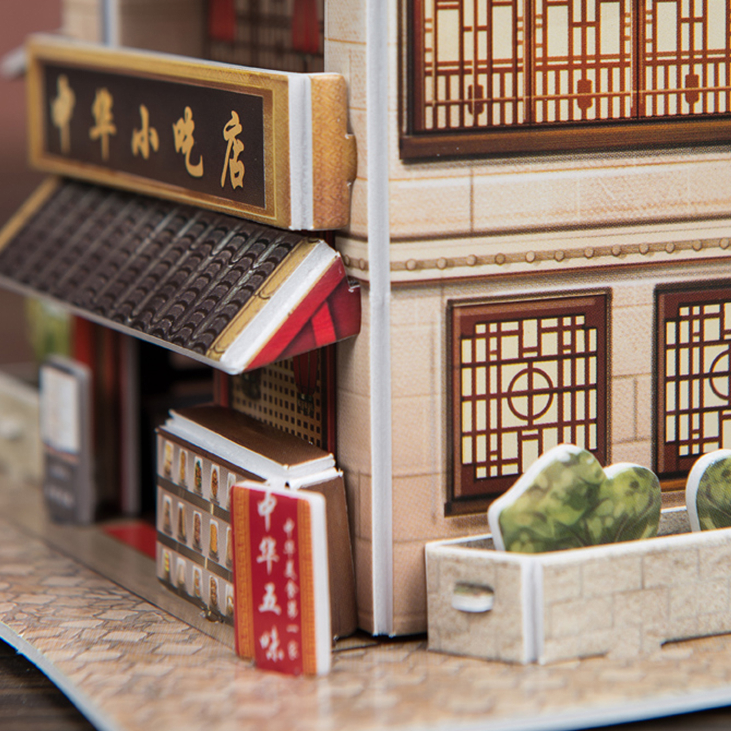 Modello in miniatura di ristorante cinese, con insegna, tetto a tegole e dettagli rossi.