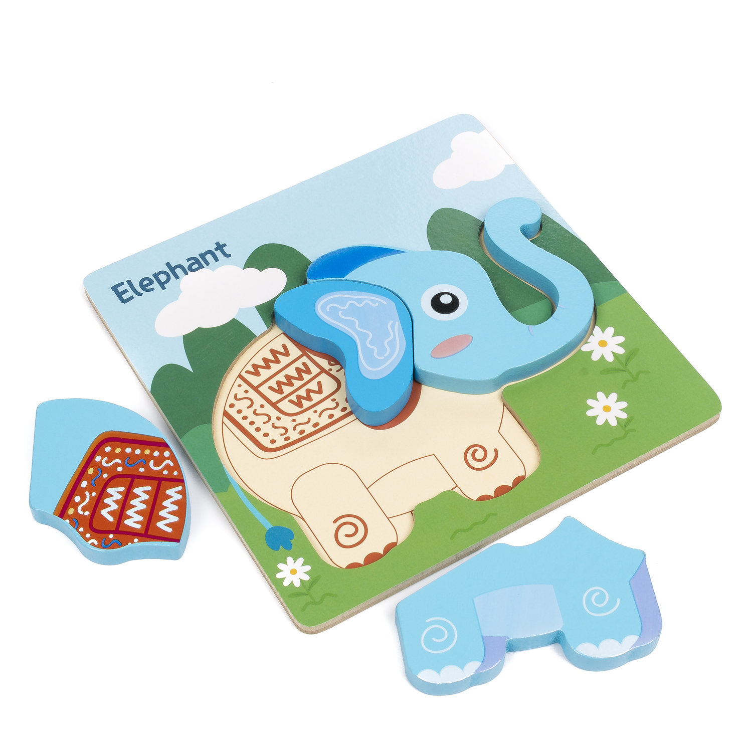 Puzzle elefante in legno con pezzi, su sfondo bianco, primo piano.
