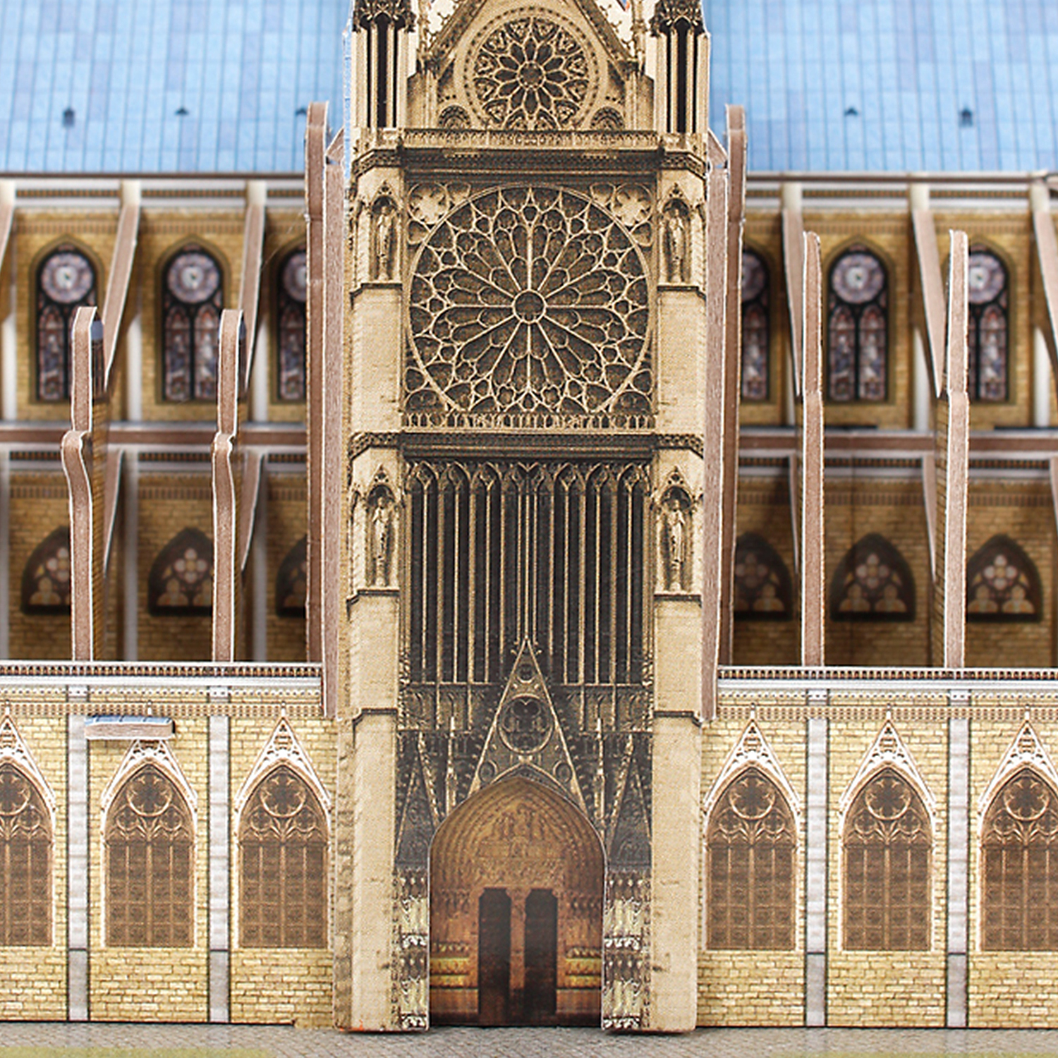 Un modello dettagliato della cattedrale di Notre Dame, che mostra la facciata anteriore.