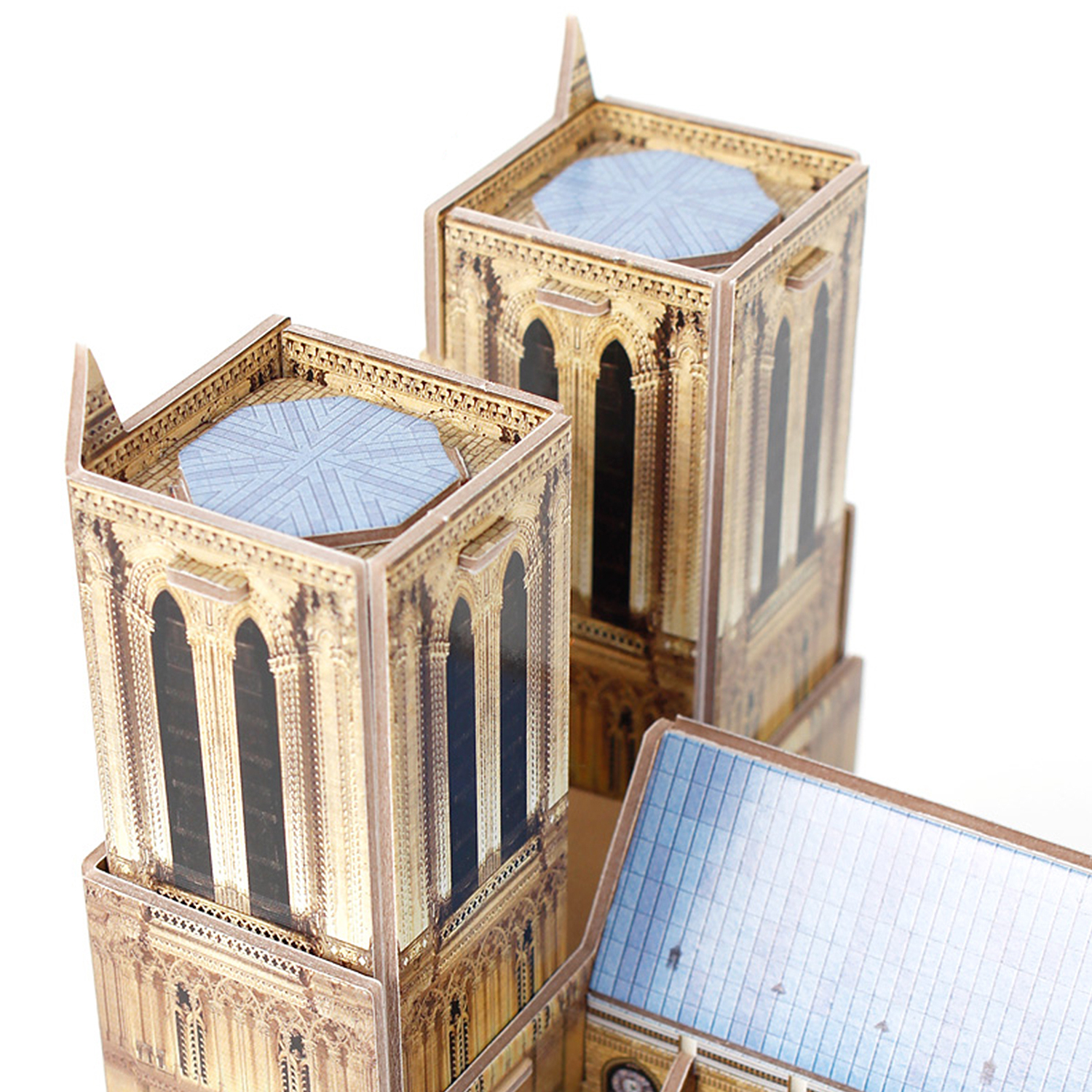 Un modello della cattedrale di Notre Dame. È fatto di pezzi di cartone. Lo sfondo è bianco.