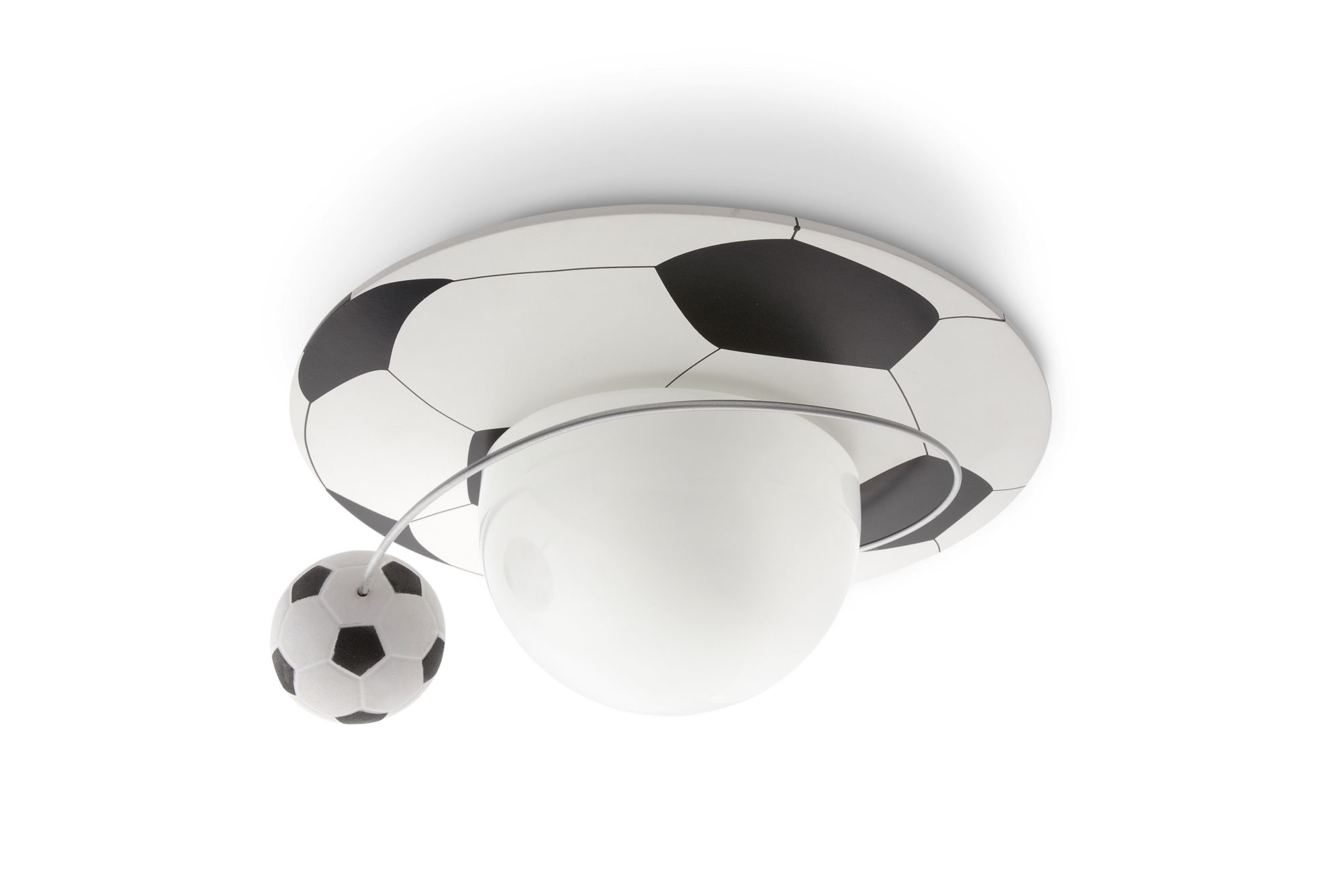 Una lámpara de techo con forma de balón de fútbol con un balón de fútbol y un globo, sobre un fondo blanco.