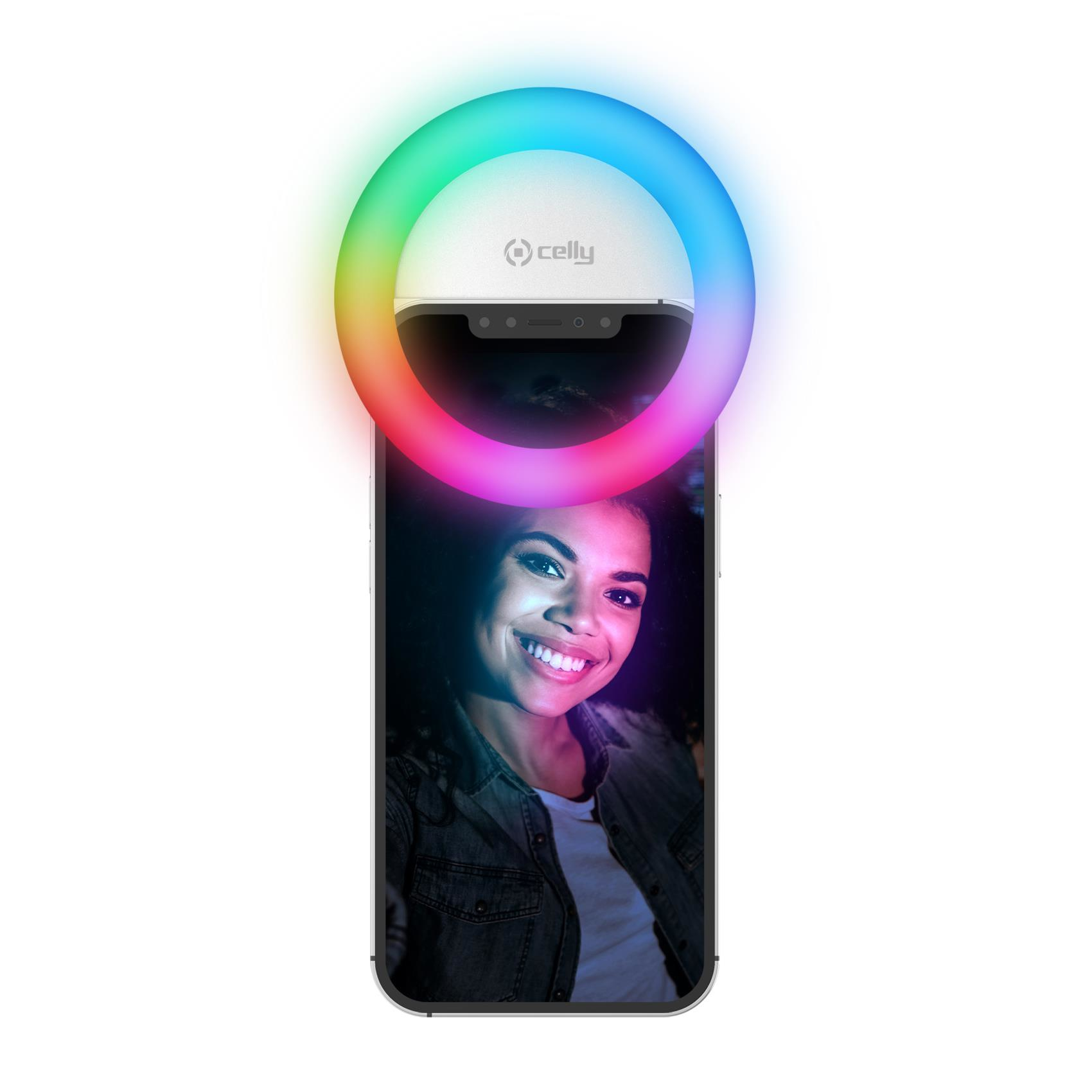 Un teléfono con la foto de una mujer sonriendo, rodeado por una luz de anillo colorida.