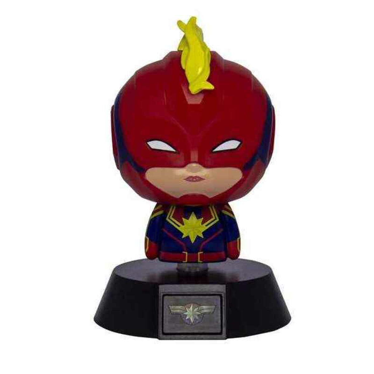 Een Captain Marvel bobblehead beeldje met een rood en blauw pak, op een zwarte basis.