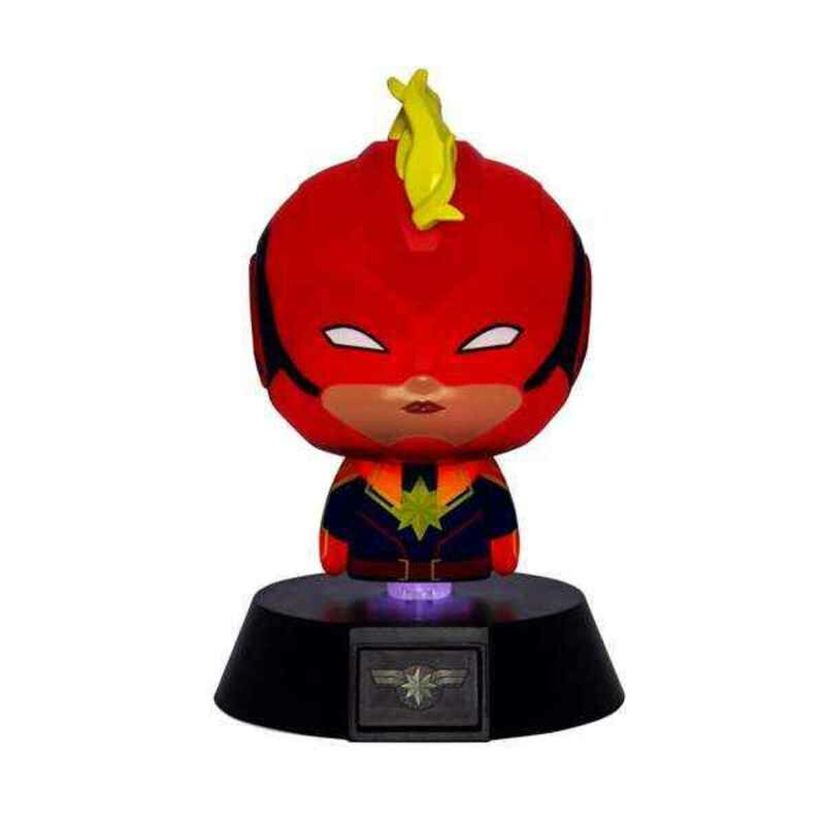 Captain Marvel bobblehead figuur op een zwarte basis.