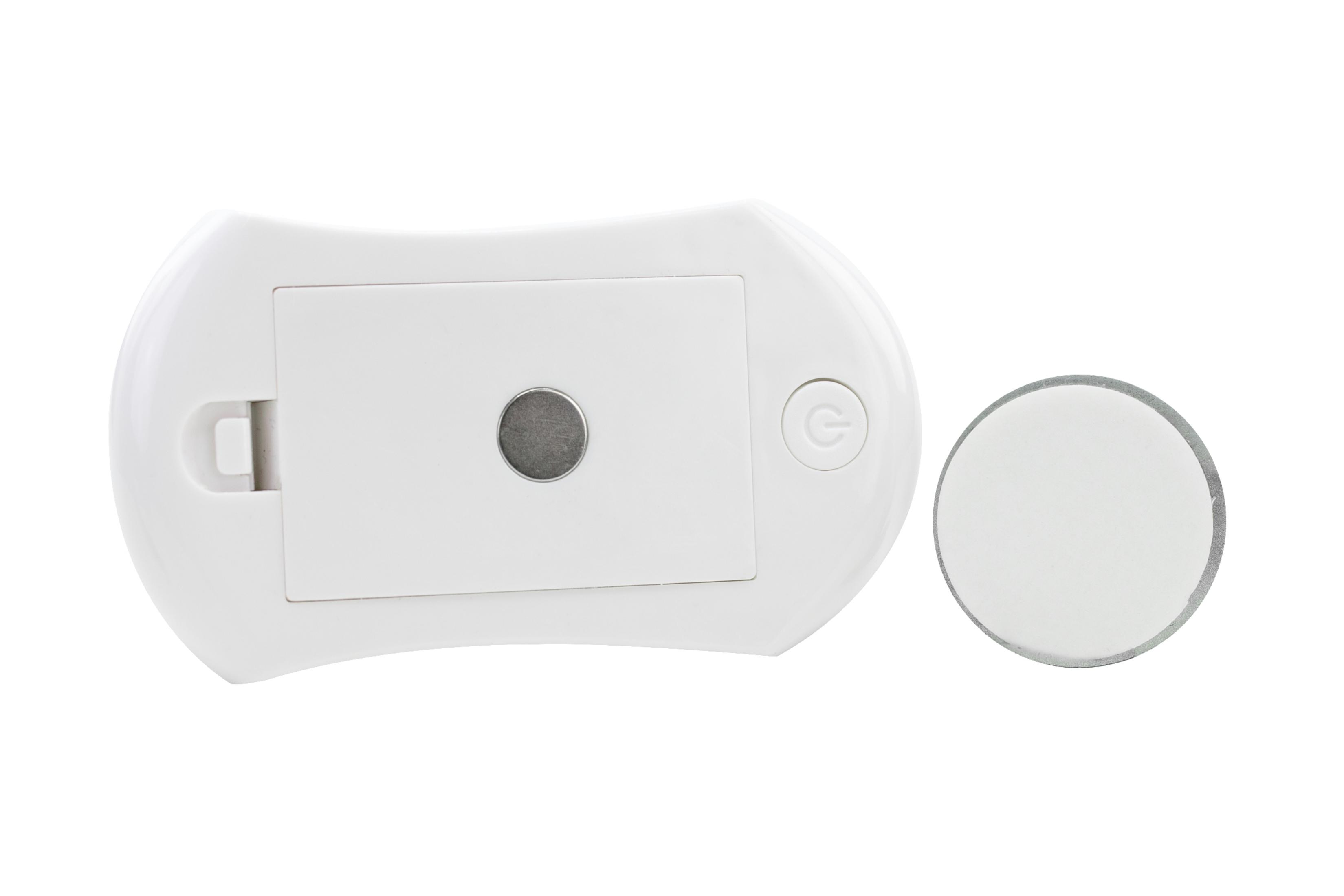Tył białego urządzenia z przyciskiem i okrągłą podkładką samoprzylepną.