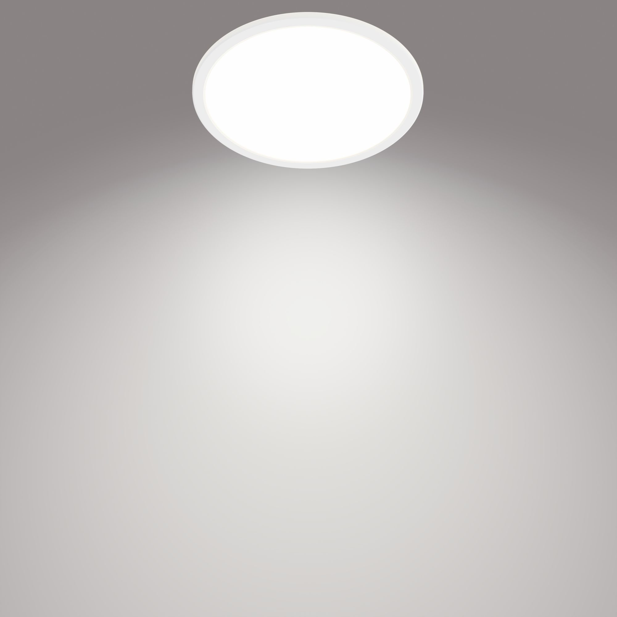 Un plafonnier rond et blanc illumine un fond dégradé blanc.