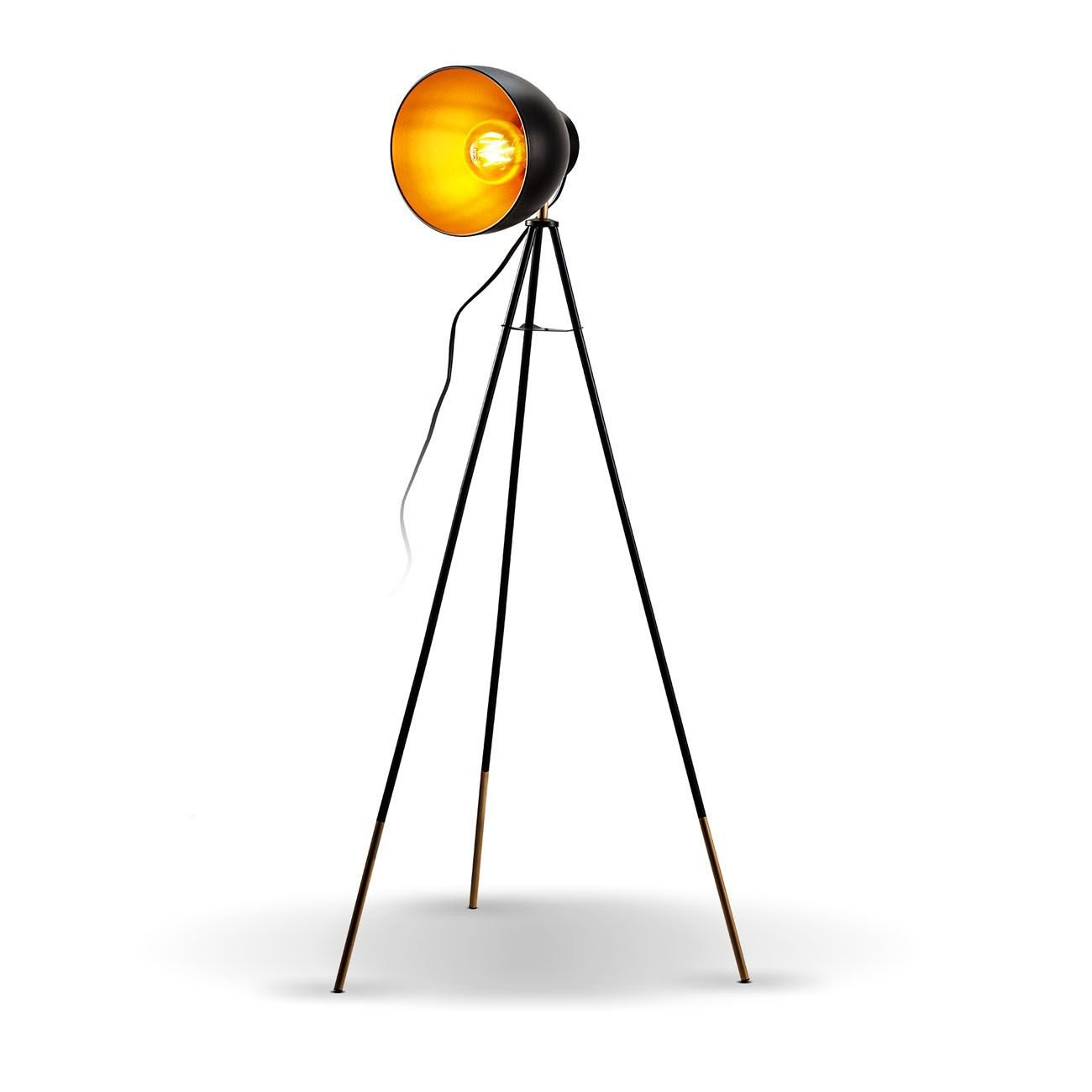 Lampada da terra a treppiede nera con paralume interno dorato. La luce intensa brilla dalla lampada.
