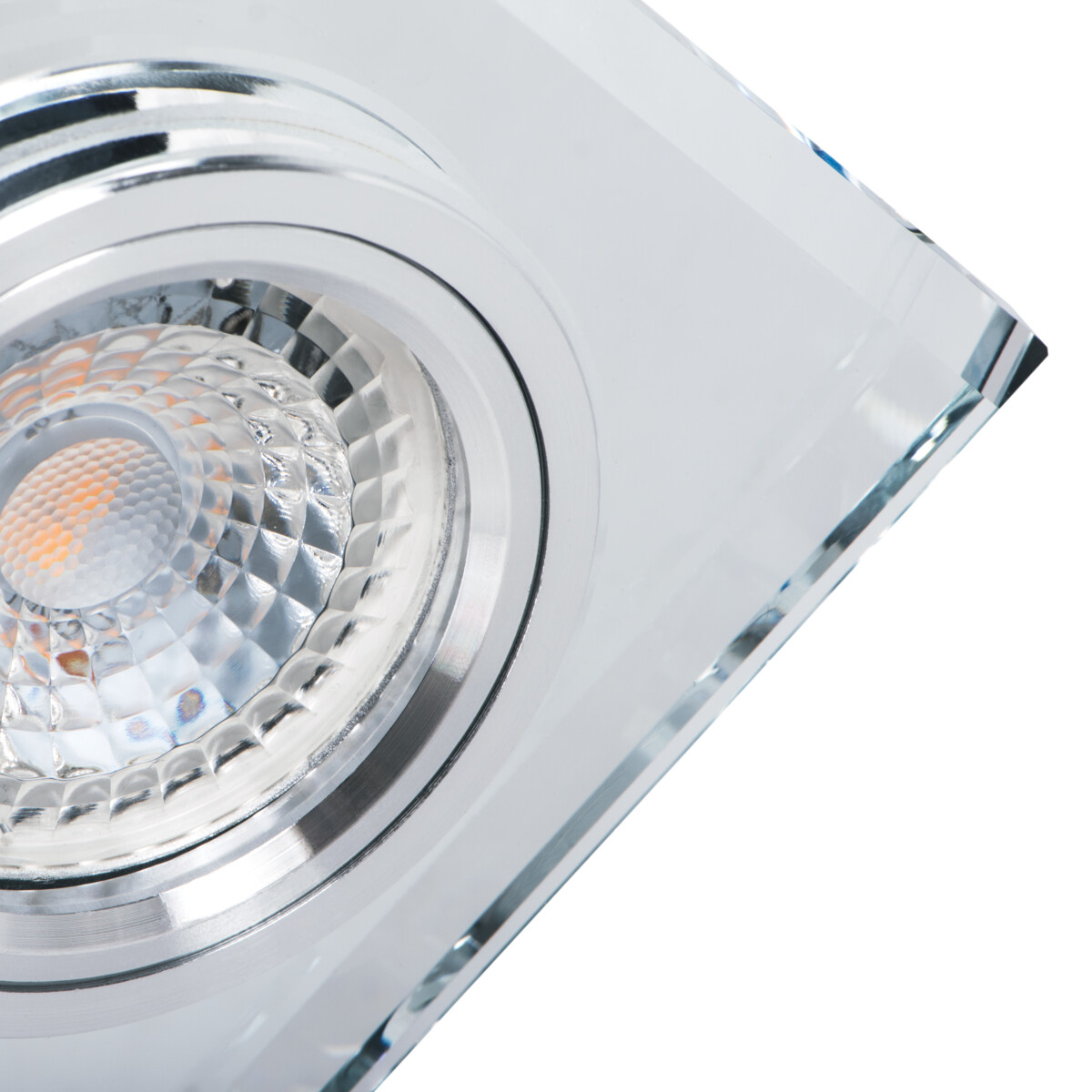 Close-up van een vierkante, heldere inbouwlamp met helder licht.