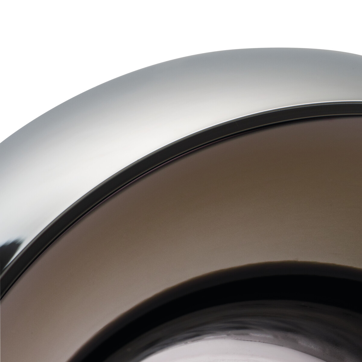 Nahaufnahme einer metallischen Lampe mit braunem und silbernem Finish.