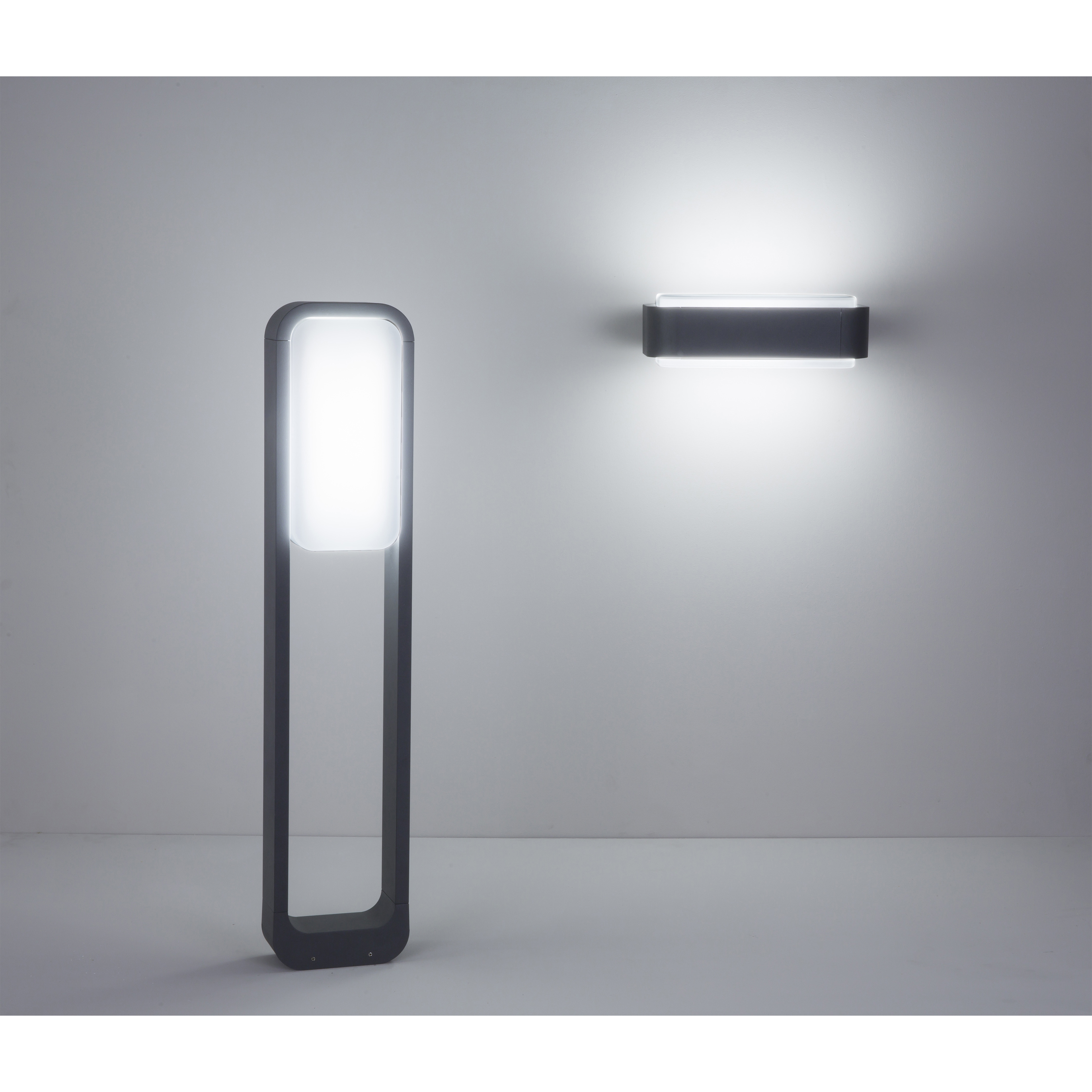 Lampada da esterno moderna e applique. Grigio scuro. Luce bianca. Sfondo bianco.