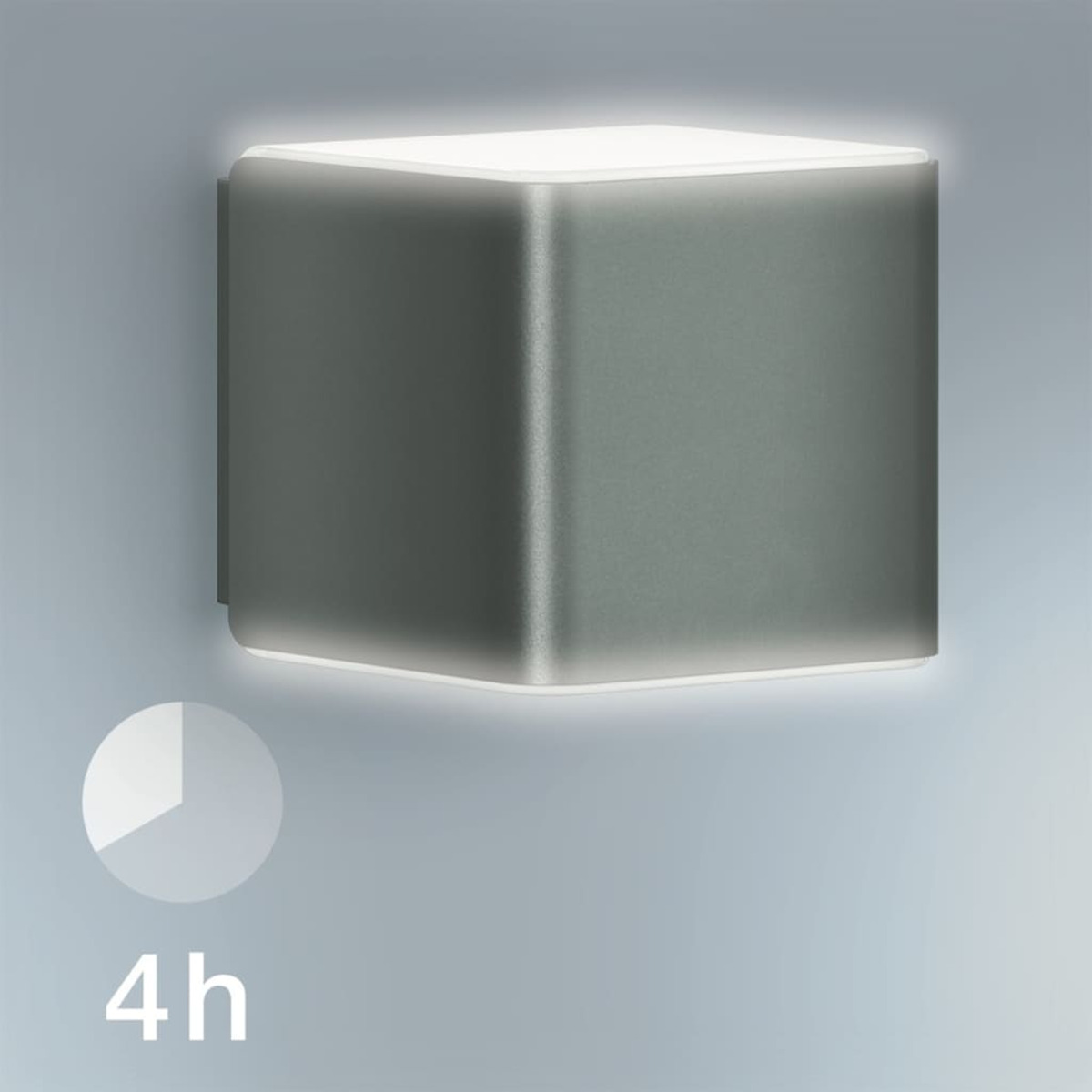 Lampada da parete grigia a forma di cubo. Luce bianca emessa. Icona timer 4h. Sfondo grigio.
