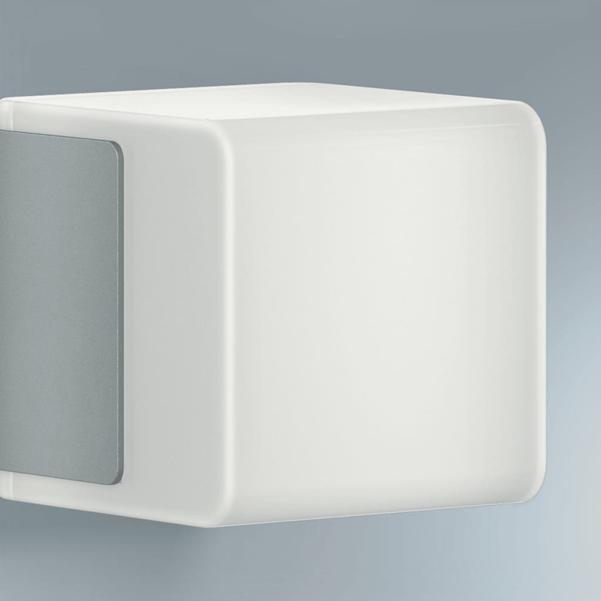 Weißer würfelförmiger Lampe, mit silbernem Seitenelement.