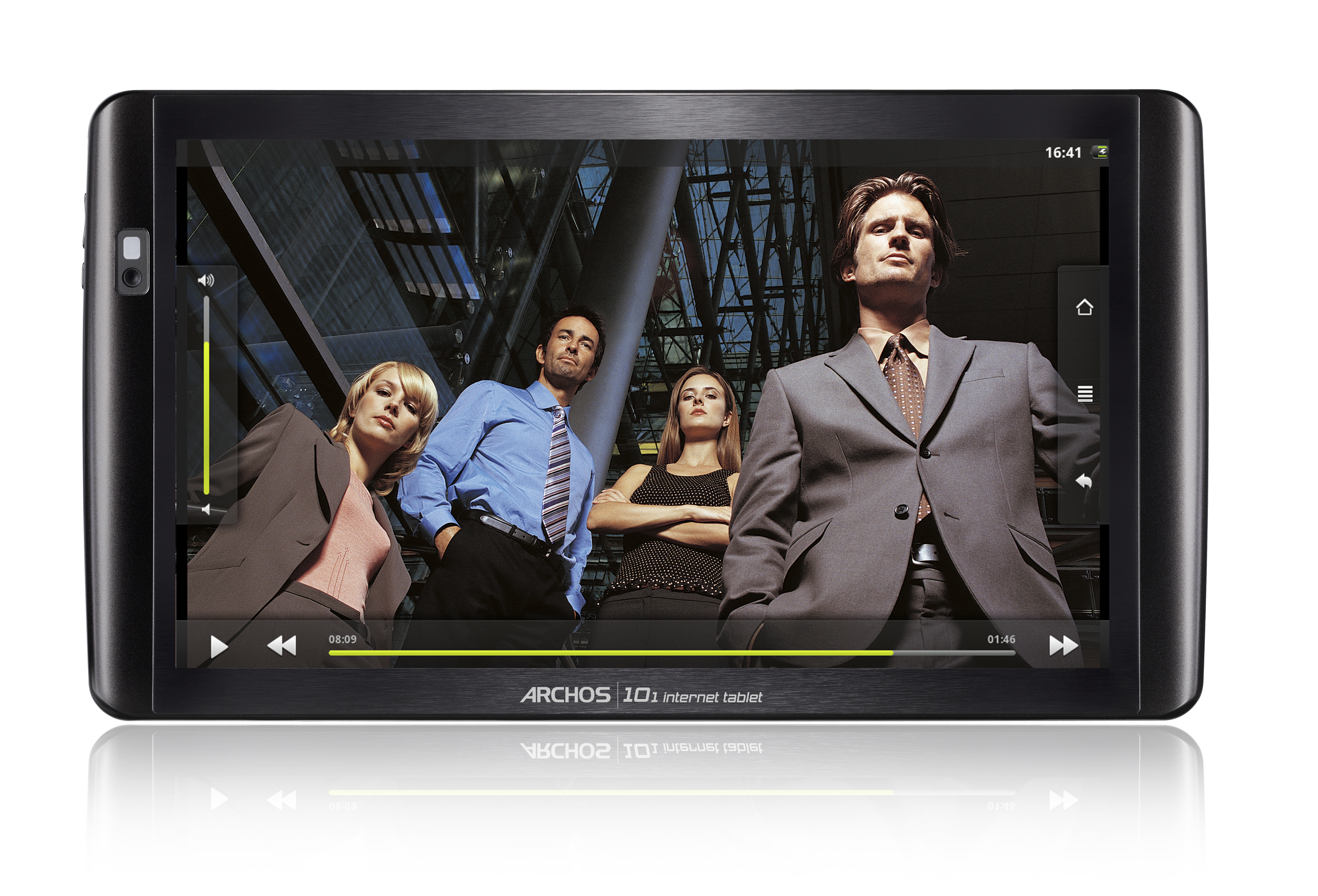 Tablet zeigt eine Filmszene. Vier Personen in Anzügen schauen in die Kamera.