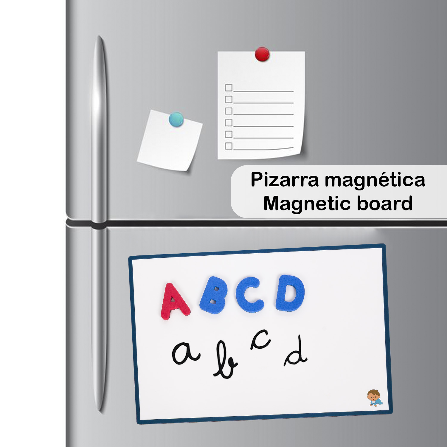 Un refrigerador con una pizarra magnética y notas con imanes. La pizarra muestra letras y texto en español.