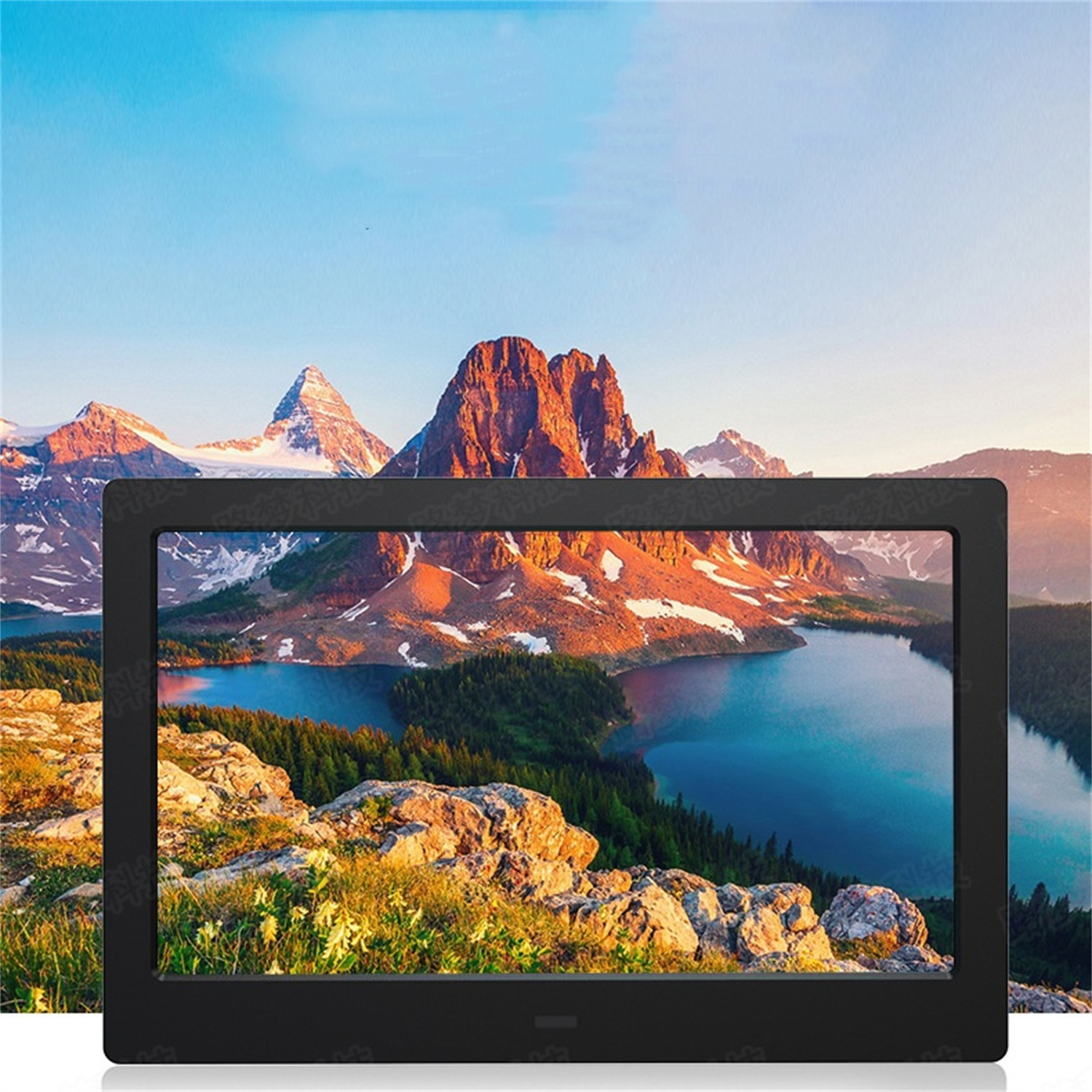 Digitaler Bilderrahmen, der eine Berglandschaft mit einem See zeigt. Der Rahmen ist schwarz, auf weißem Hintergrund.