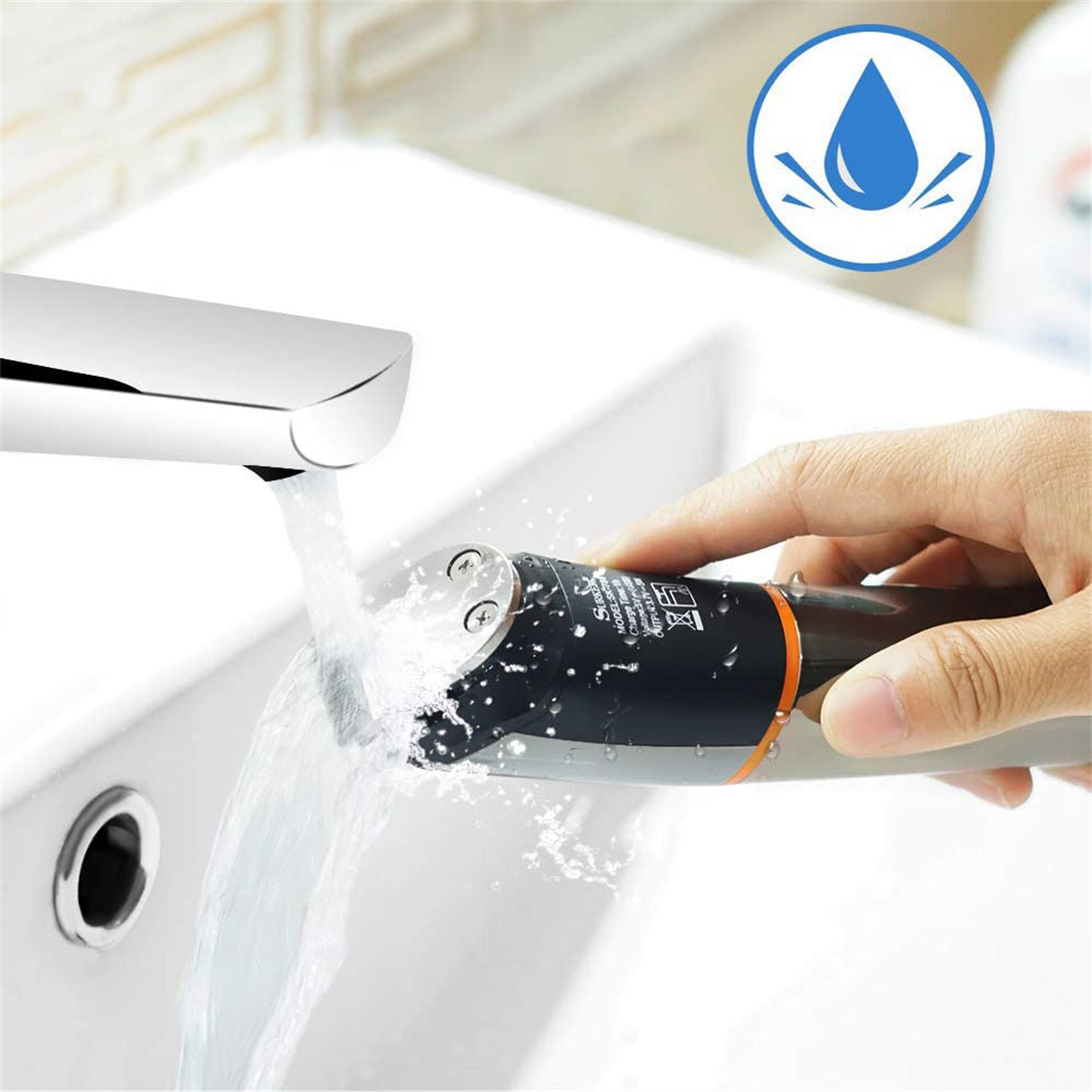 Ein Mann benutzt einen Trimmer unter fließendem Wasser in einem weißen Waschbecken. Wasserspritzer sind sichtbar.