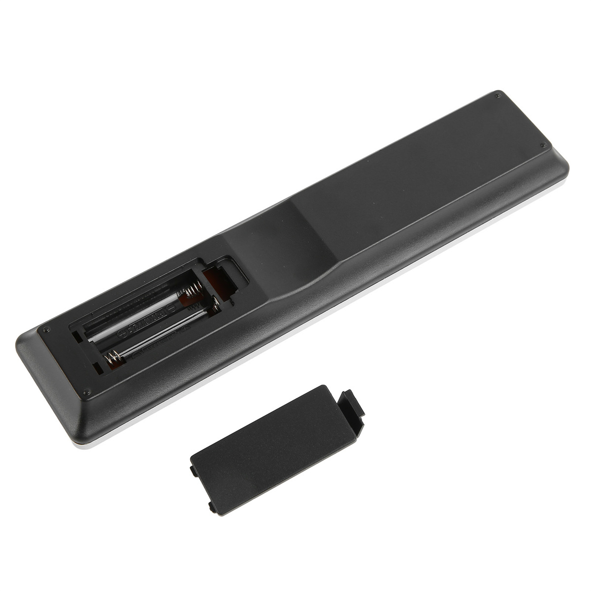 Schwarze TV-Fernbedienung, offenes Batteriefach, Batterien innen.