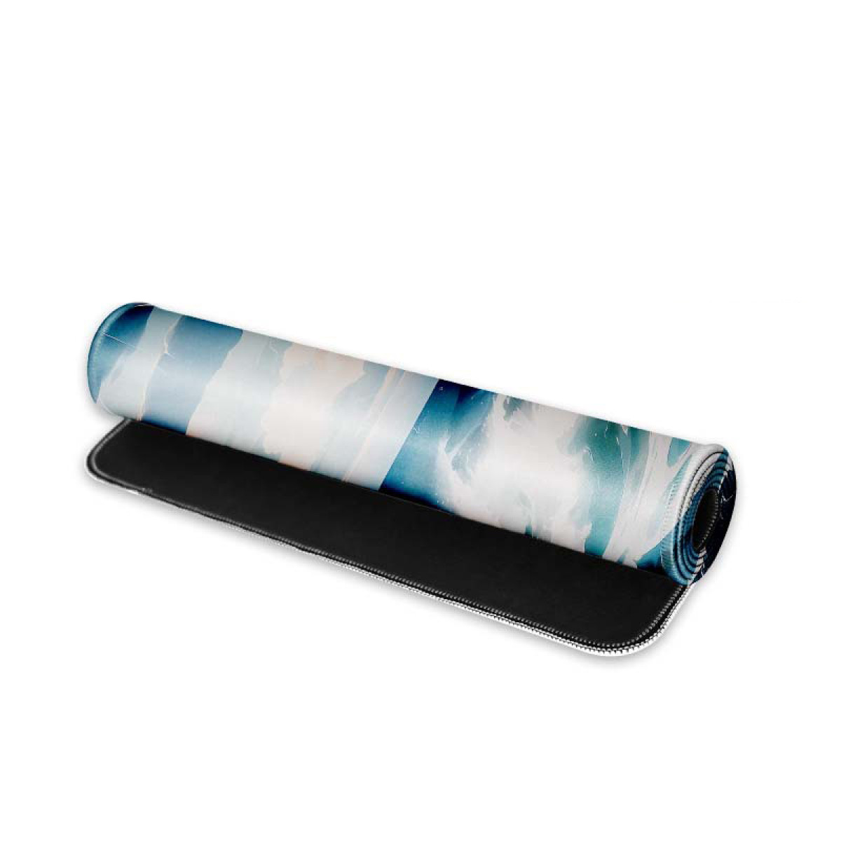 Un tappetino per mouse arrotolato con un design blu e bianco. Sottosfondo nero.