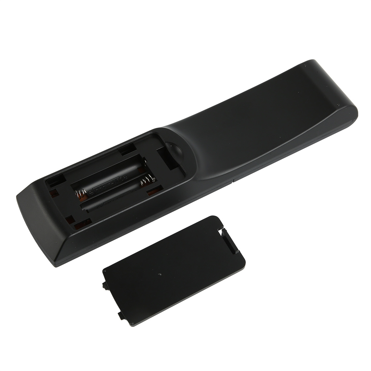 Rückseite einer schwarzen Fernbedienung. Das Batteriefach ist geöffnet und zeigt zwei Batterien.