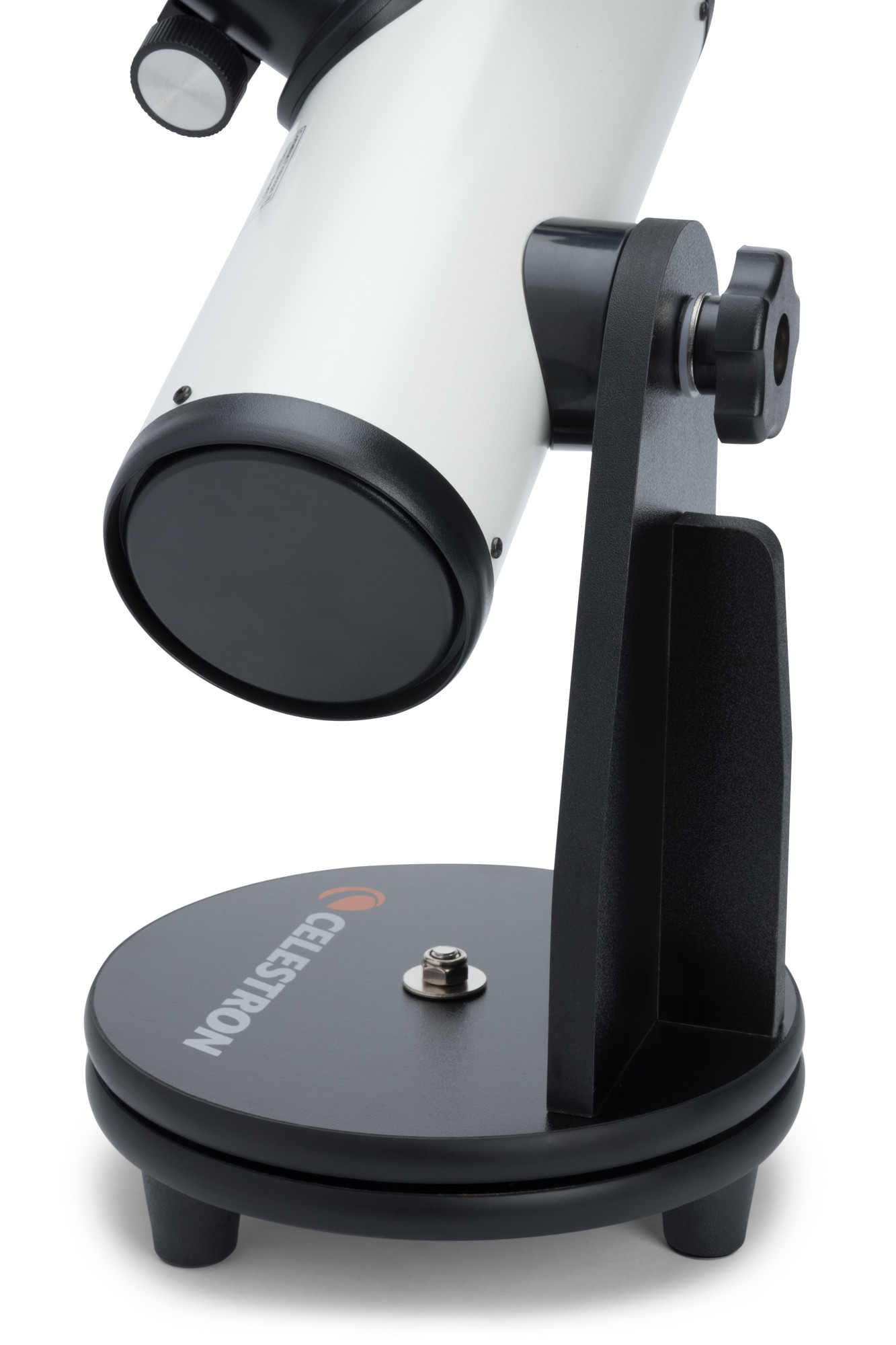 Ein weißes Teleskop auf einem schwarzen Ständer. Auf der Basis steht 'Celestron'.