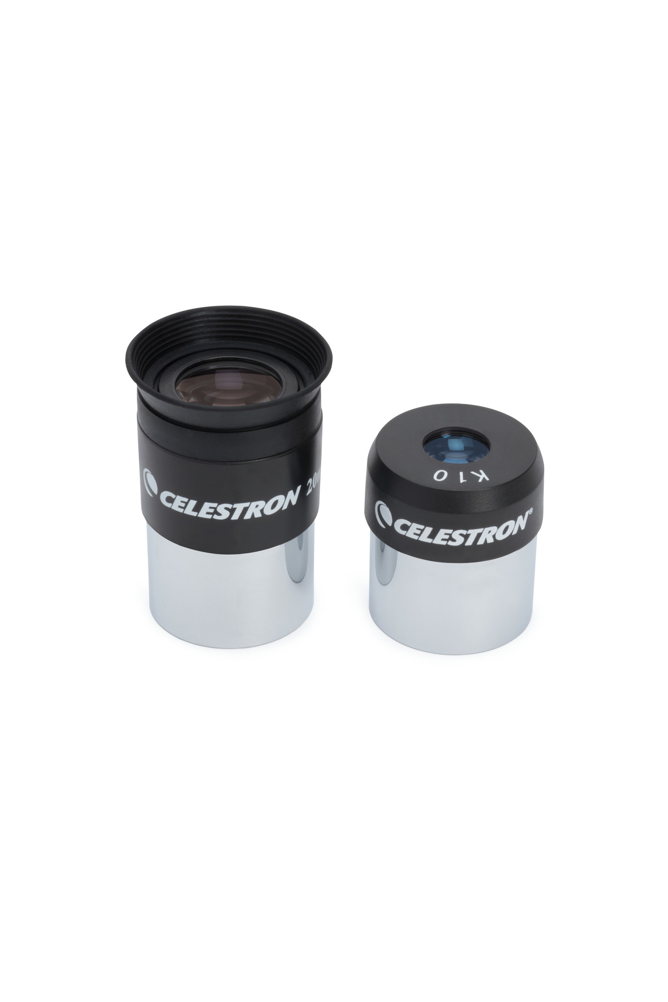 Zwei schwarze und silberne Celestron-Teleskopokulare. Eines ist mit 20 mm beschriftet, das andere mit K10.