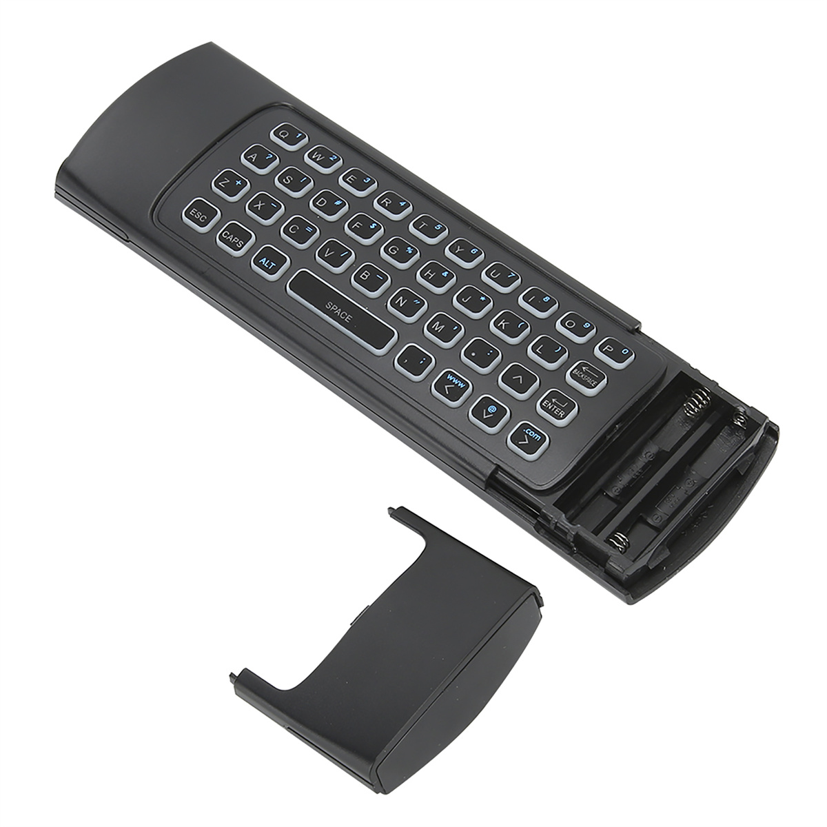 Schwarze Fernbedienung mit Tastatur und Batteriefach. Die Batterieabdeckung ist geöffnet.