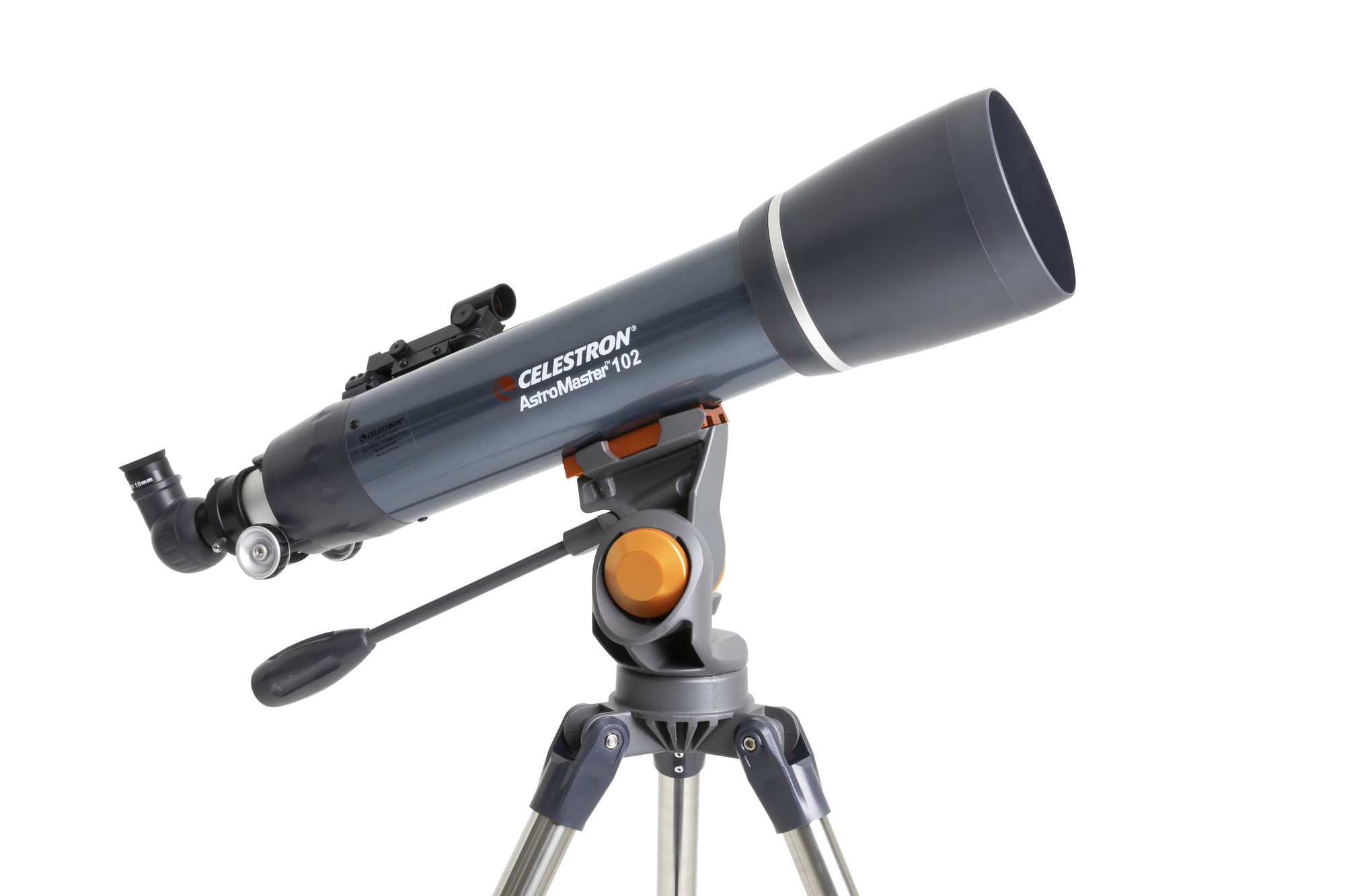 Celestron AstroMaster 102 Teleskop. Das Teleskop steht auf einem Stativ, weißer Hintergrund.