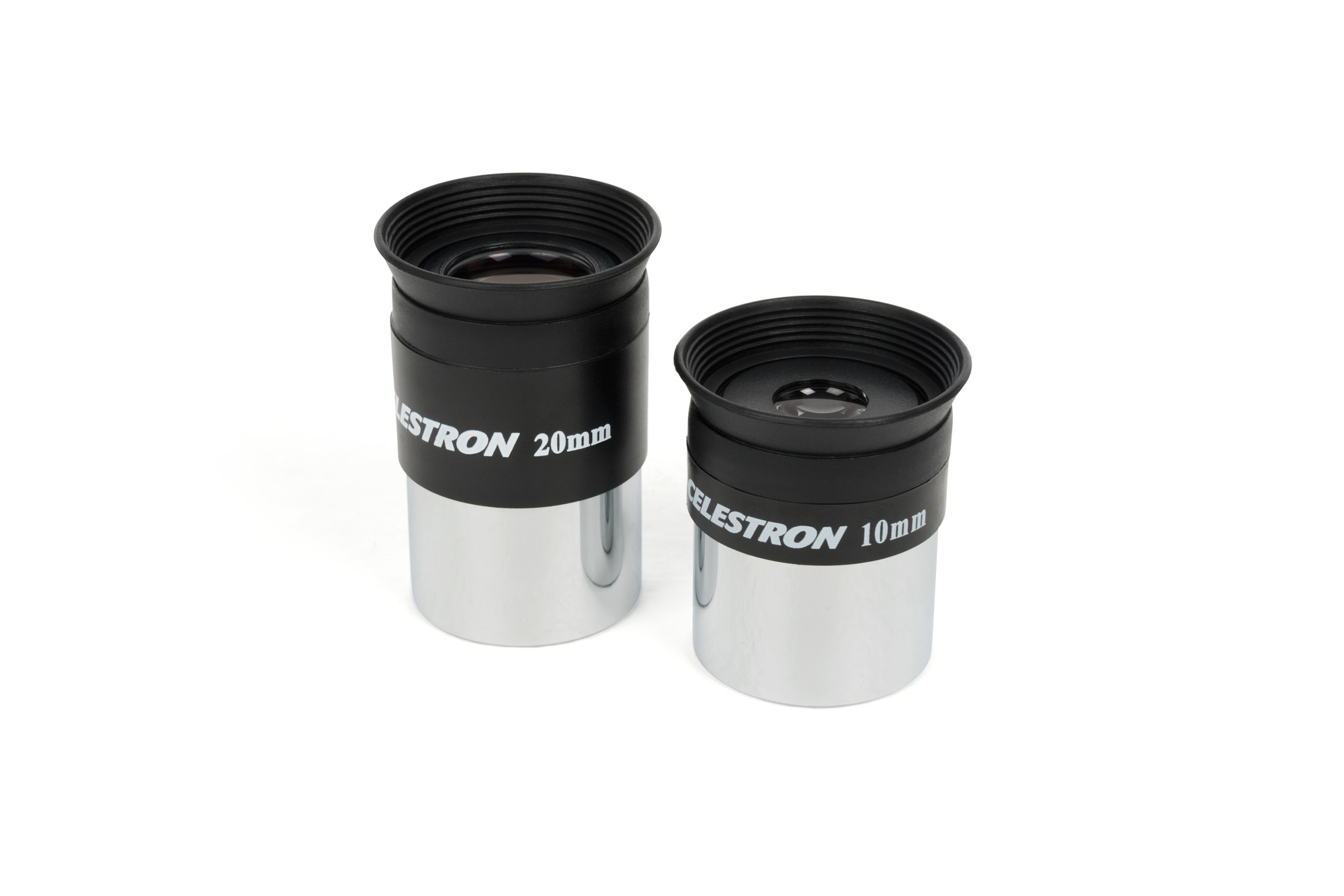 Zwei schwarze und silberne Celestron Okulare, 20 mm und 10 mm, auf weißem Hintergrund.