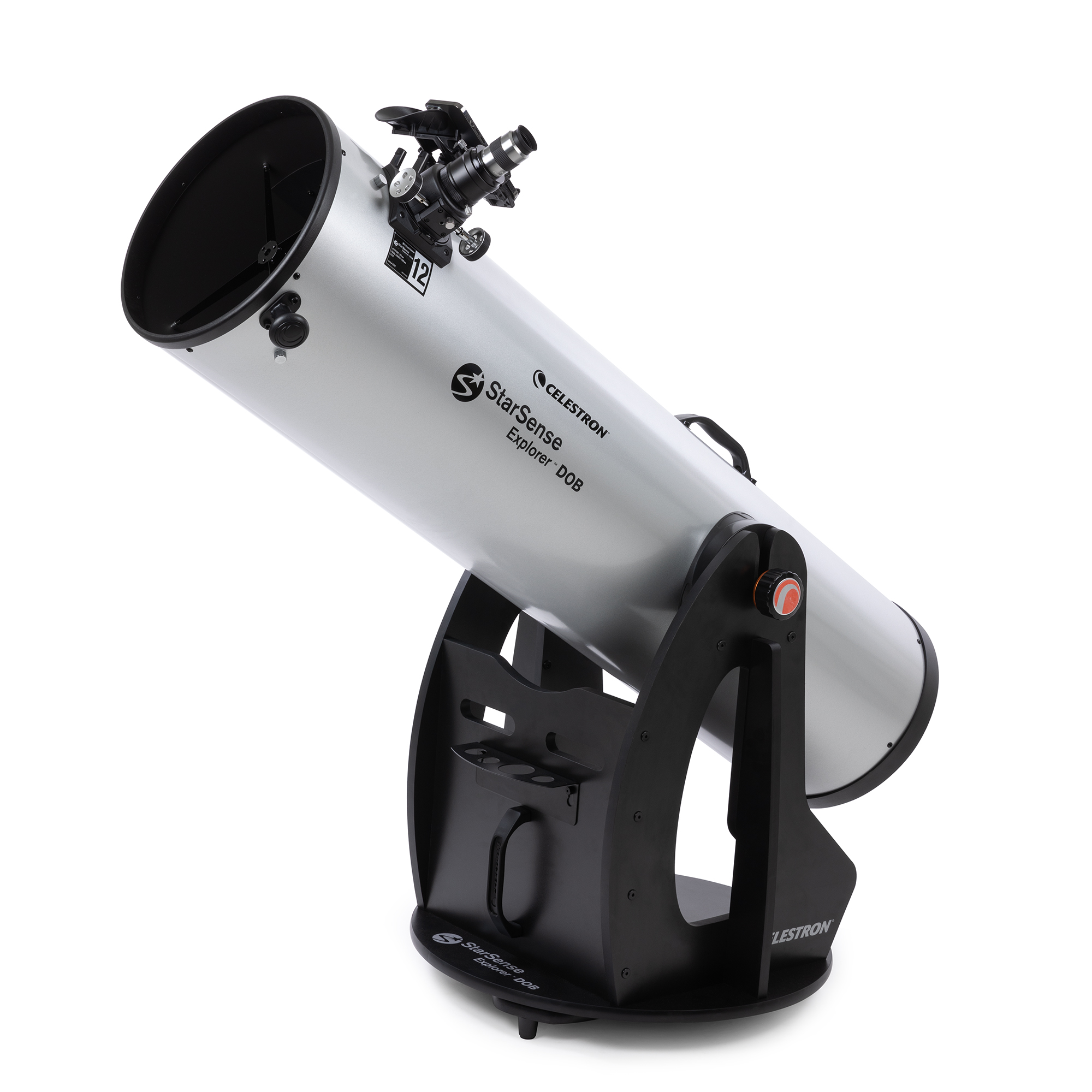 Ein silbernes Celestron StarSense Explorer Teleskop auf einem schwarzen Ständer, leicht nach oben geneigt.