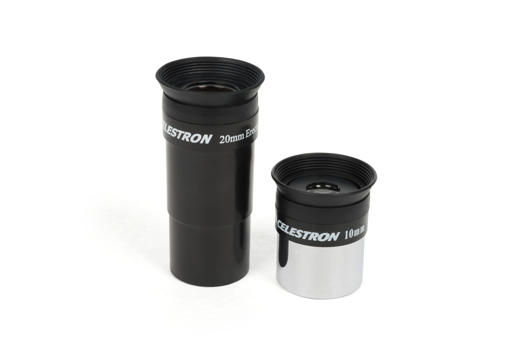 Zwei Teleskop-Okulare: ein schwarzes 20 mm und ein silbernes 10 mm. Beschriftet mit Celestron. Weißer Hintergrund.