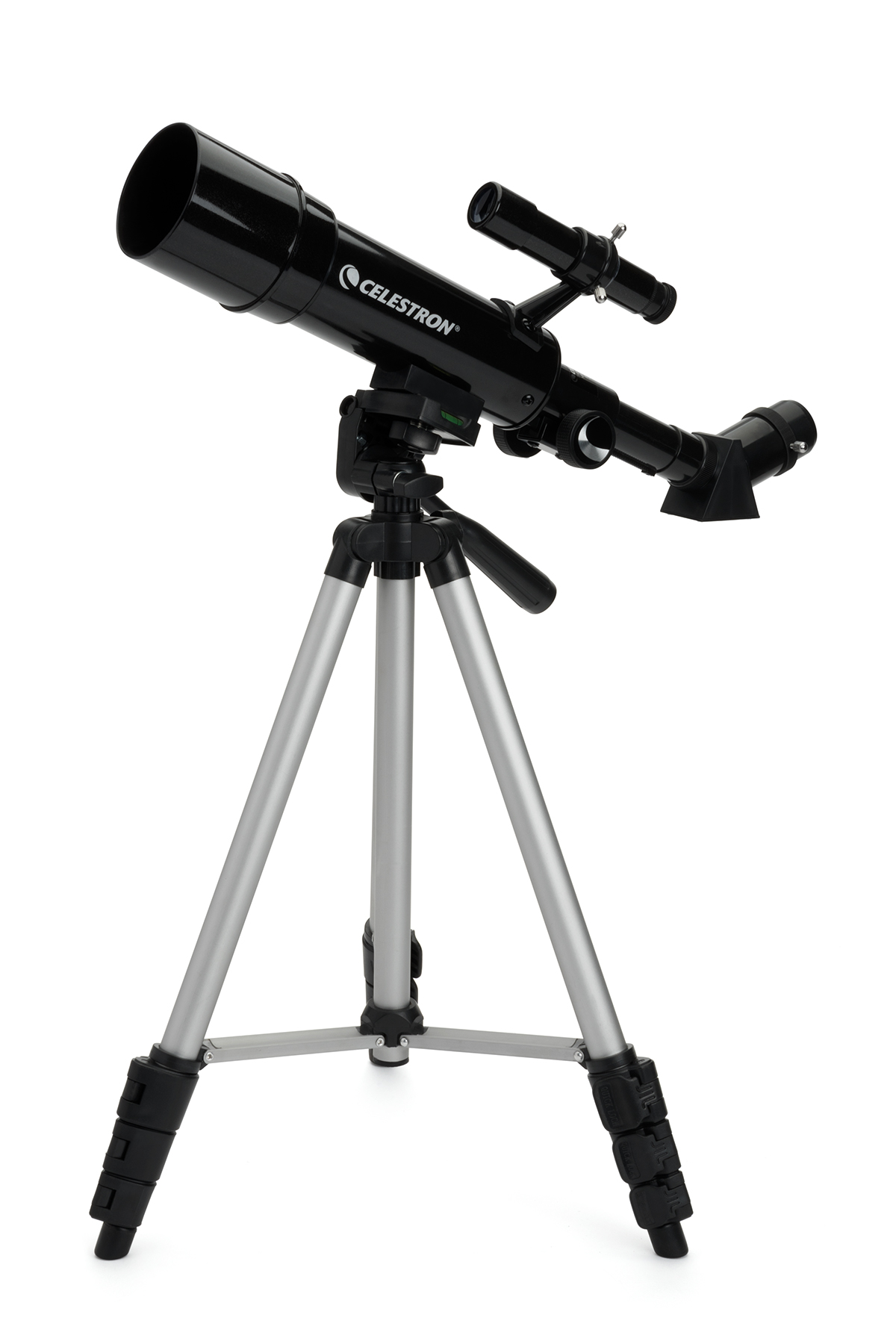 Ein schwarzes Celestron-Teleskop auf einem Stativ. Es ist leicht nach oben gerichtet, isoliert auf Weiß.
