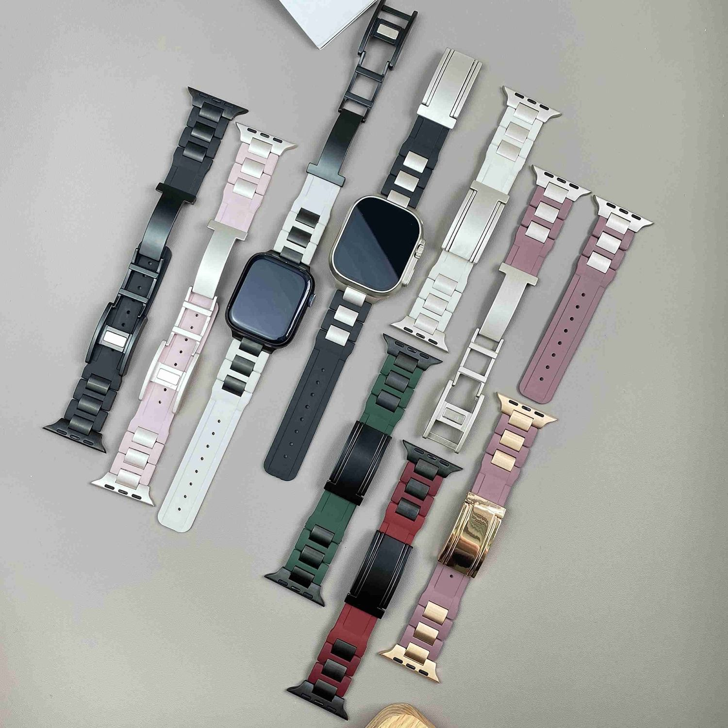 Sammlung von Uhrenarmbändern in verschiedenen Farben und Stilen.