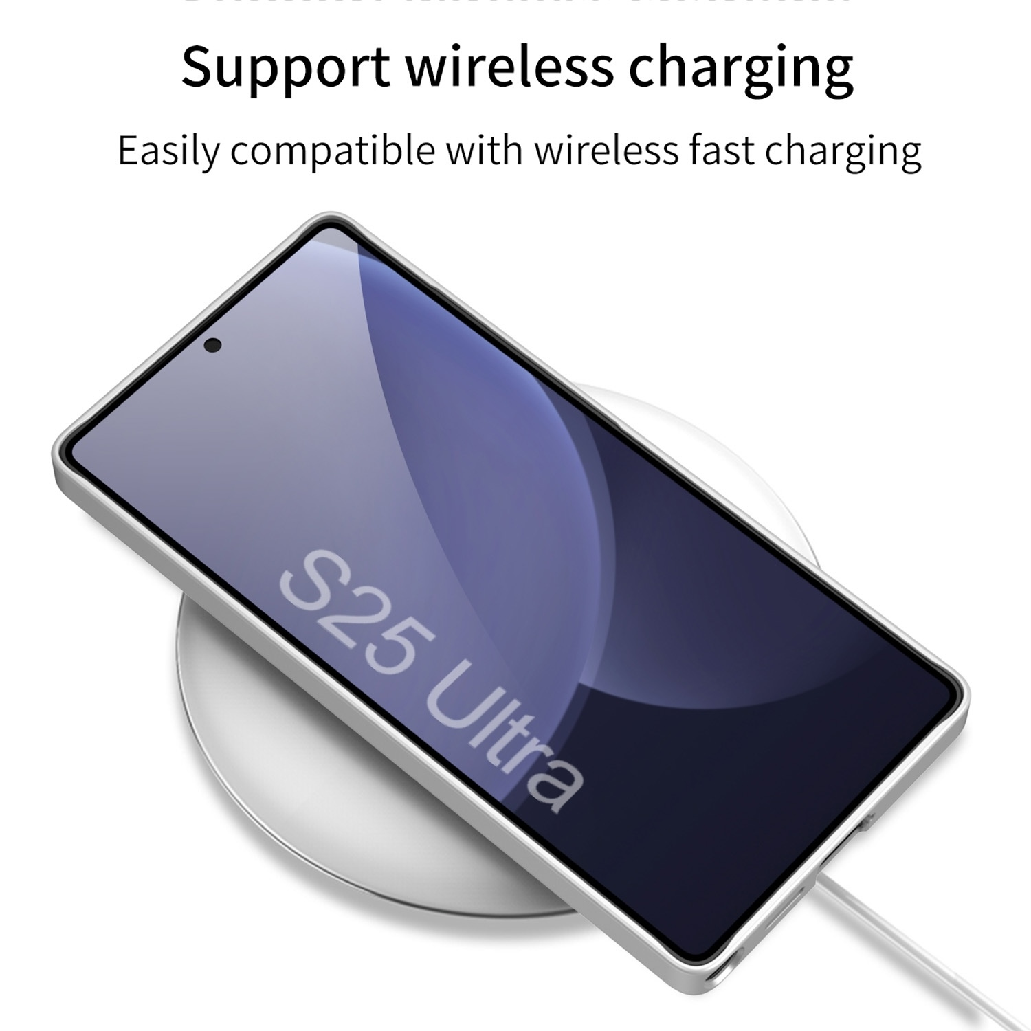 Un teléfono en un cargador inalámbrico, con fondo blanco. El teléfono es plateado y dice S25 Ultra.