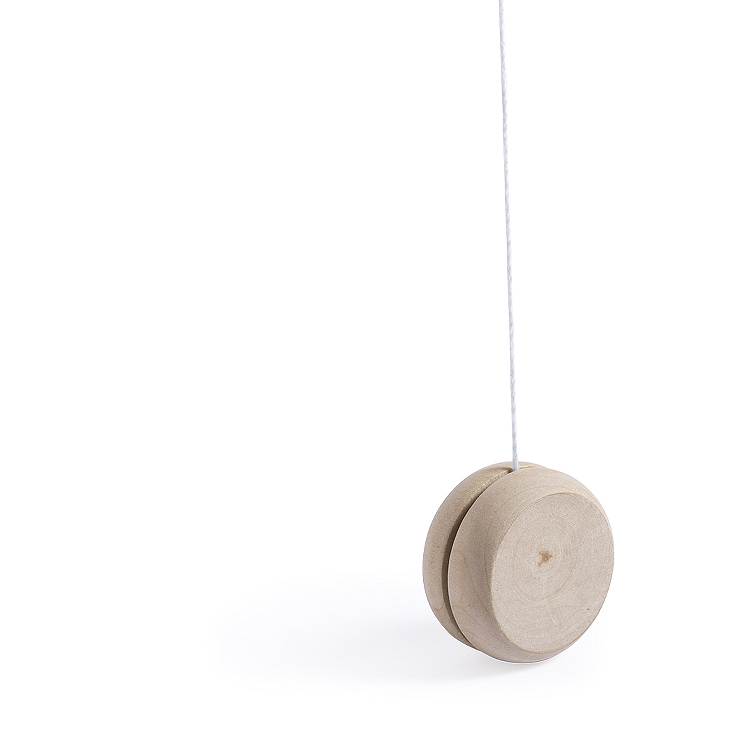 Un juguete yo-yo de madera colgando de un hilo sobre un fondo blanco.