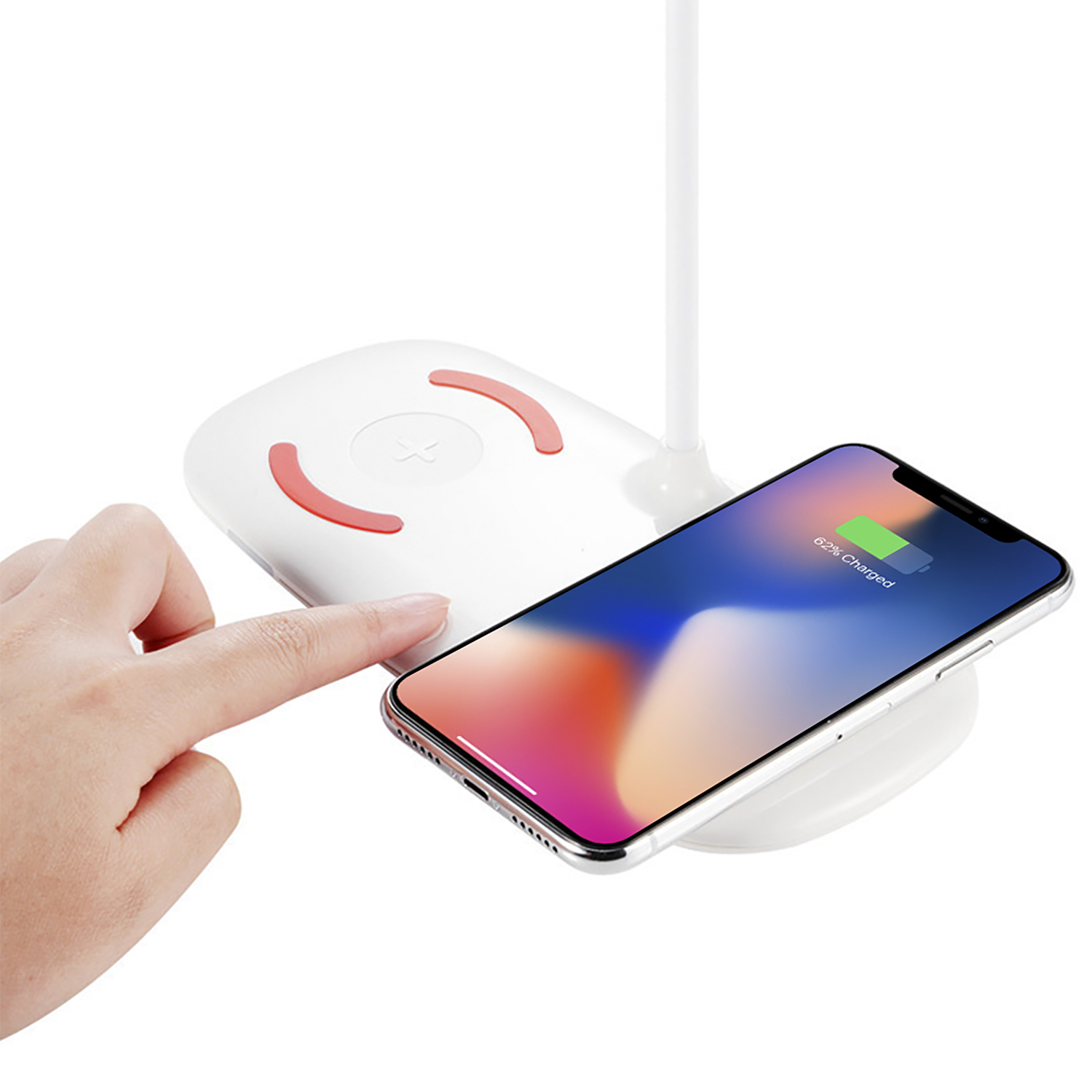 Una mano tocca un telefono su un caricatore wireless. Il telefono visualizza lo stato di carica.