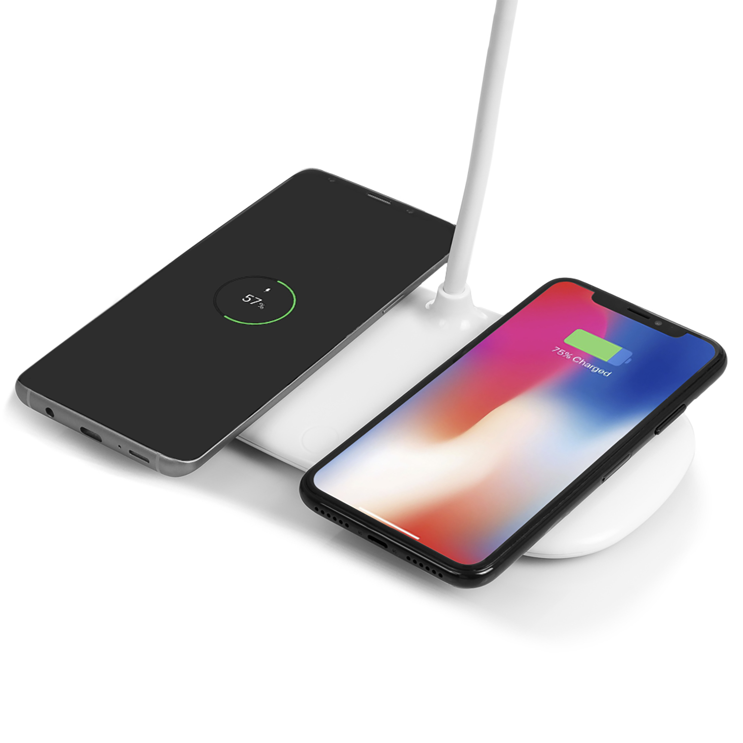 Due smartphone in carica wireless, uno mostra il 57% e l'altro il 75% di carica, base bianca.