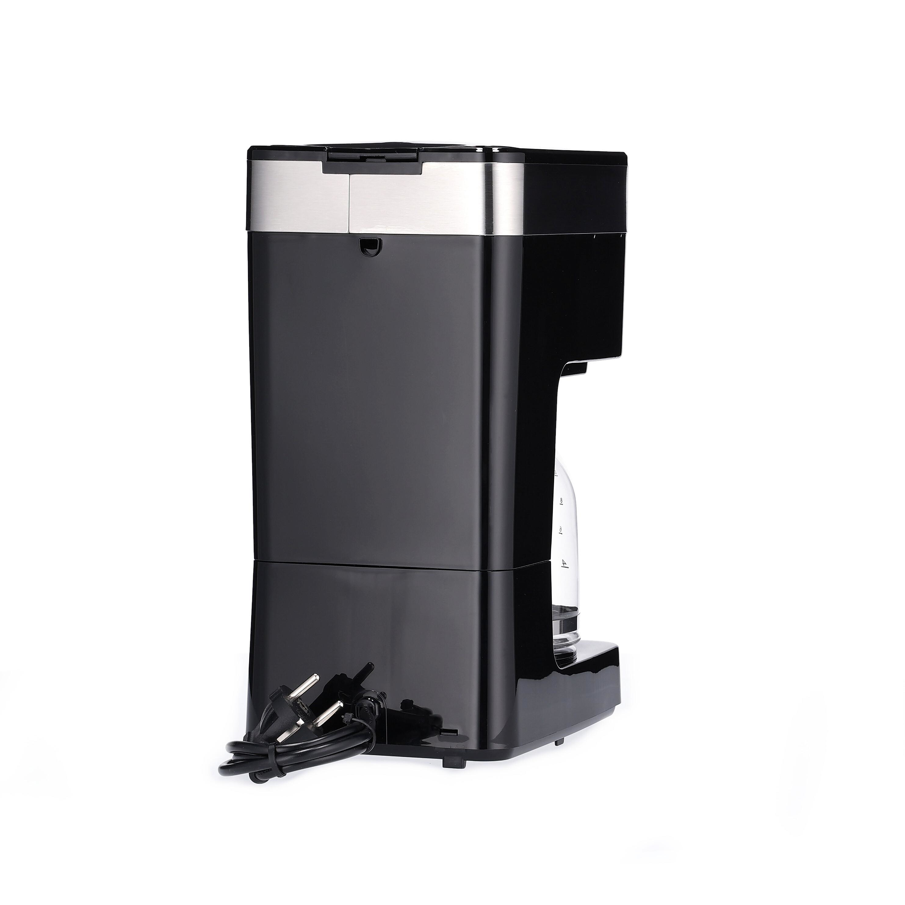 Czarny ekspres do kawy ze srebrnymi akcentami i poplątanym kablem zasilającym.