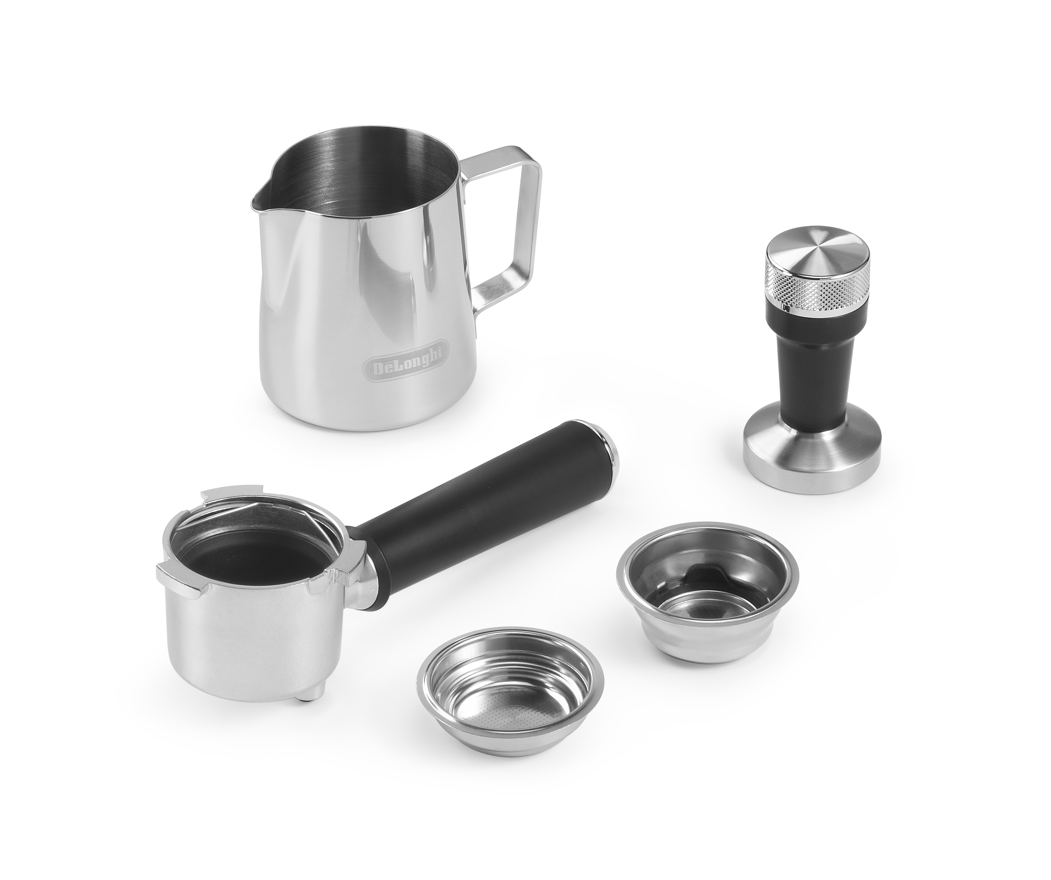 Accesorios de cafetera de acero inoxidable: jarra, portafiltro, tamper y dos cestas de filtro.