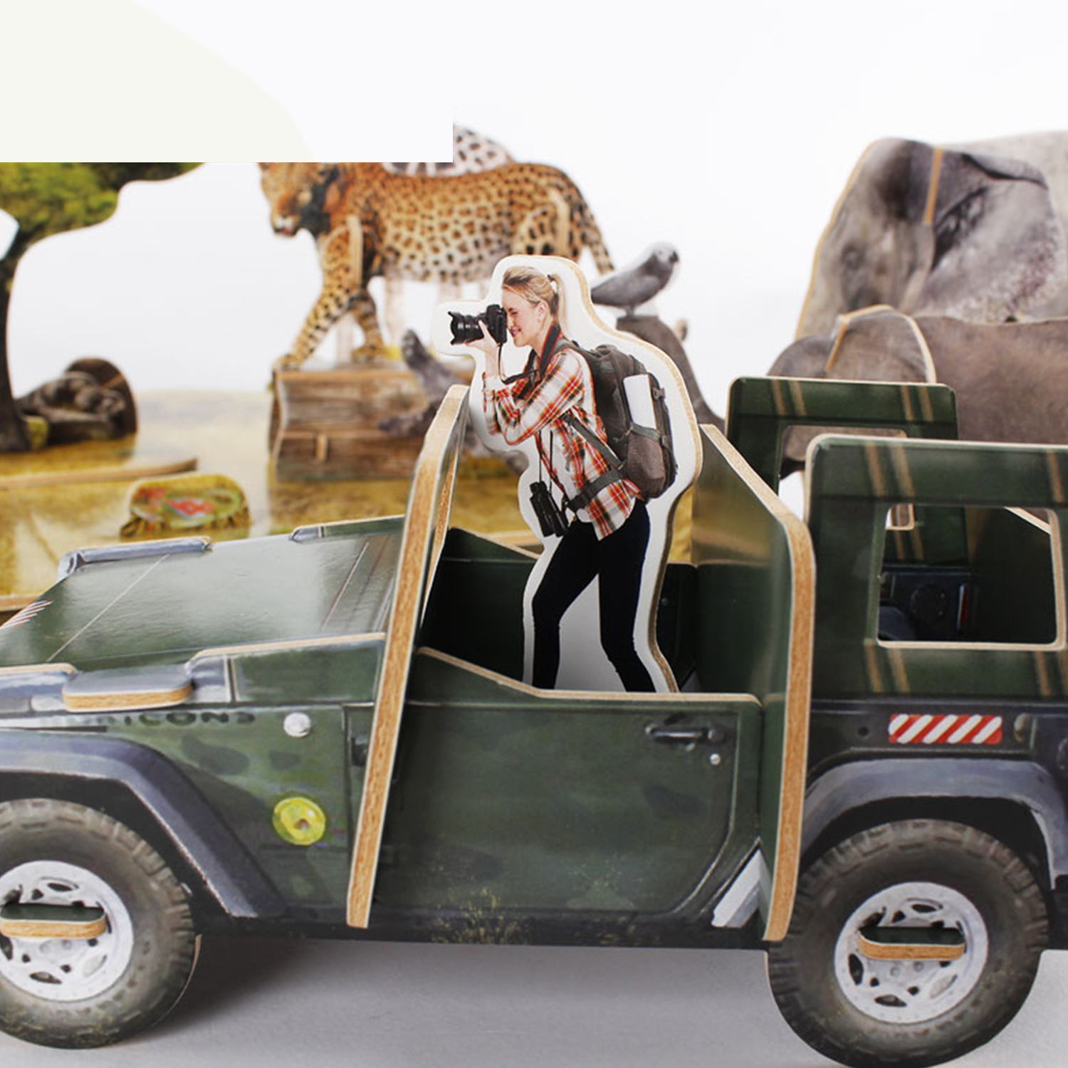Una donna scatta foto da una jeep giocattolo con animali.