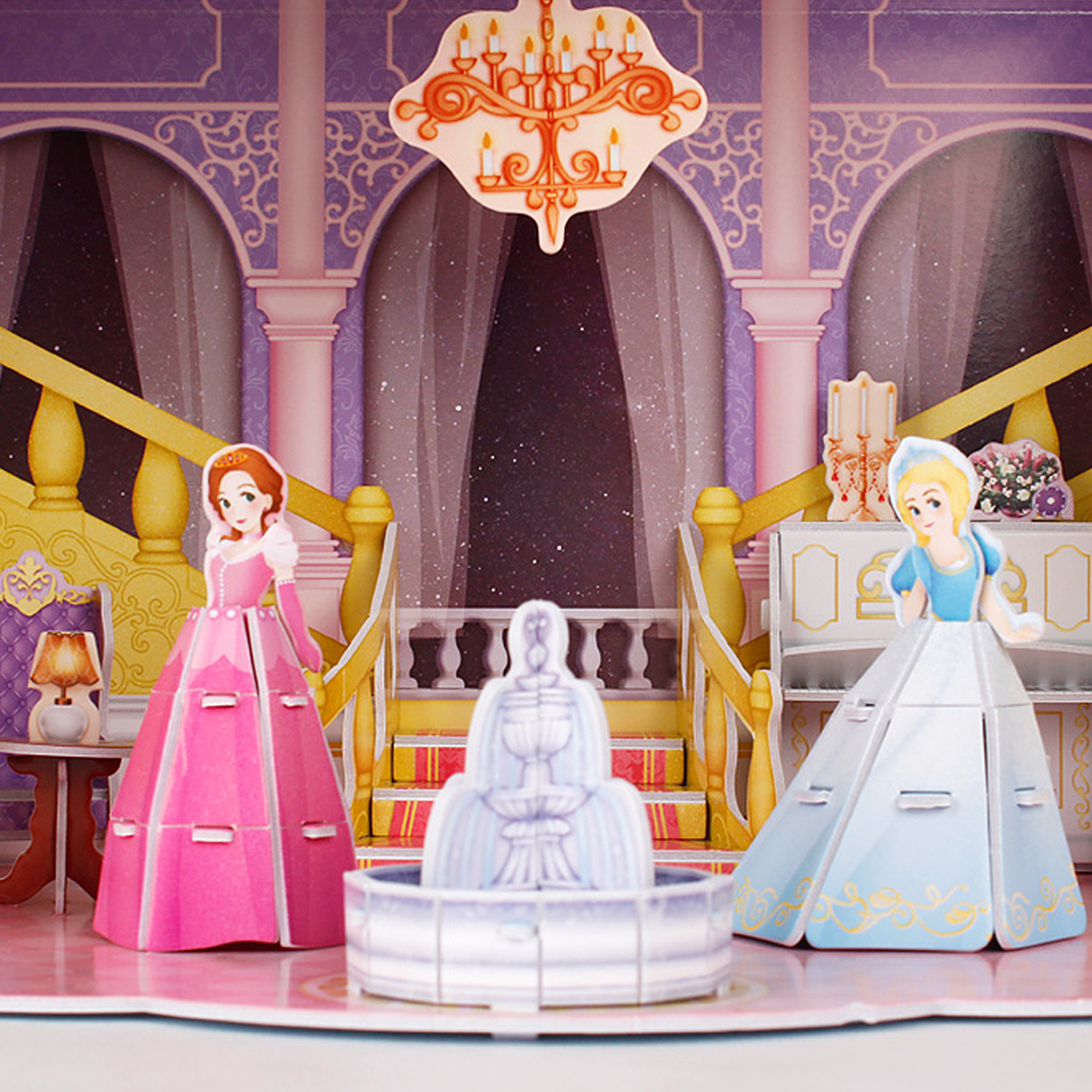 Una casa delle bambole 3D con due bambole, una fontana e una scala. È un tema principessa.