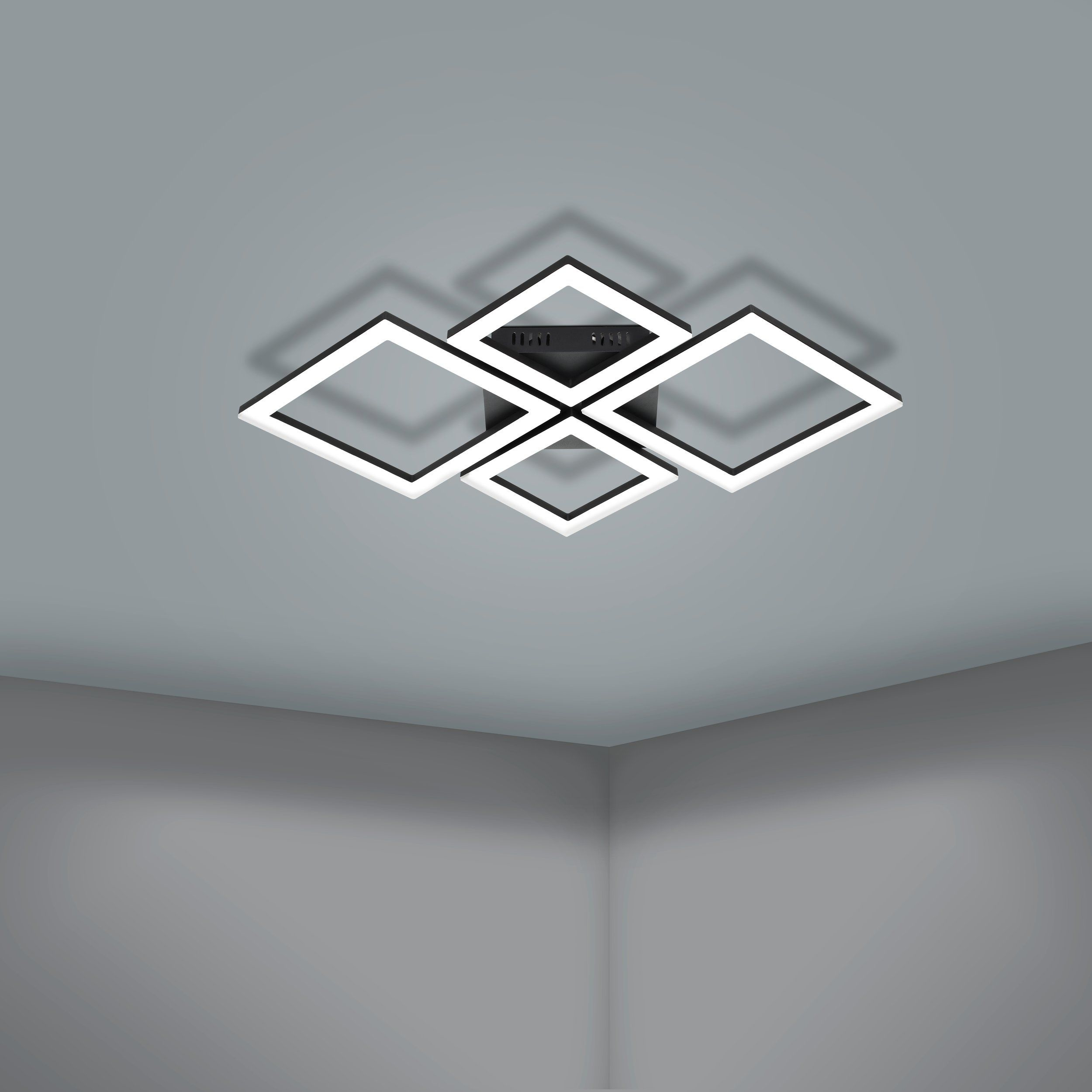 Plfoniera con quattro elementi quadrati illuminati, cornice nera, montata su soffitto grigio.